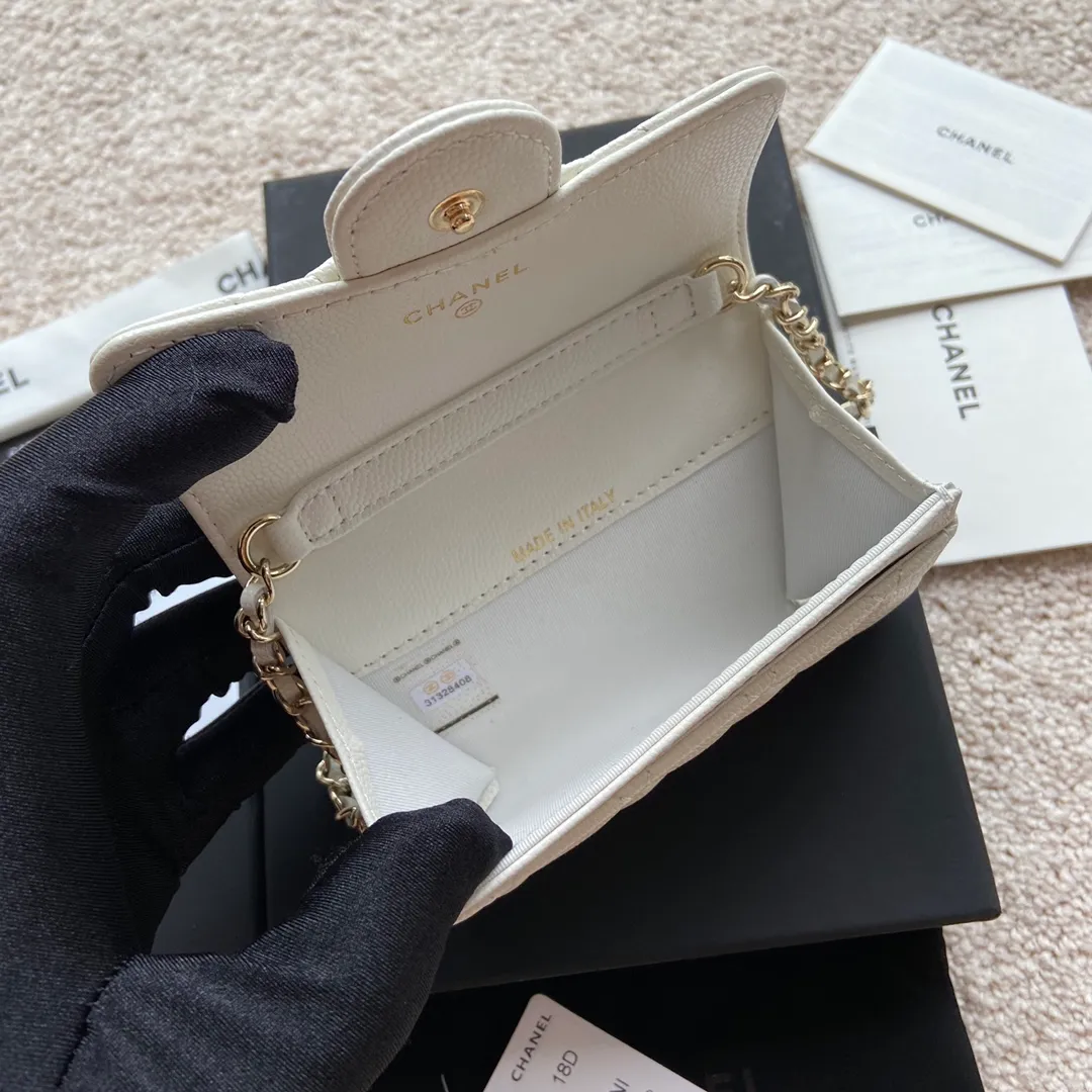 Xiaoxiang imported Italian grain cowhide Item number: A81081 (chain small card holder) Price: 420 Size: w11×h7cm Color: white fine ball pattern golden steel mark hardware