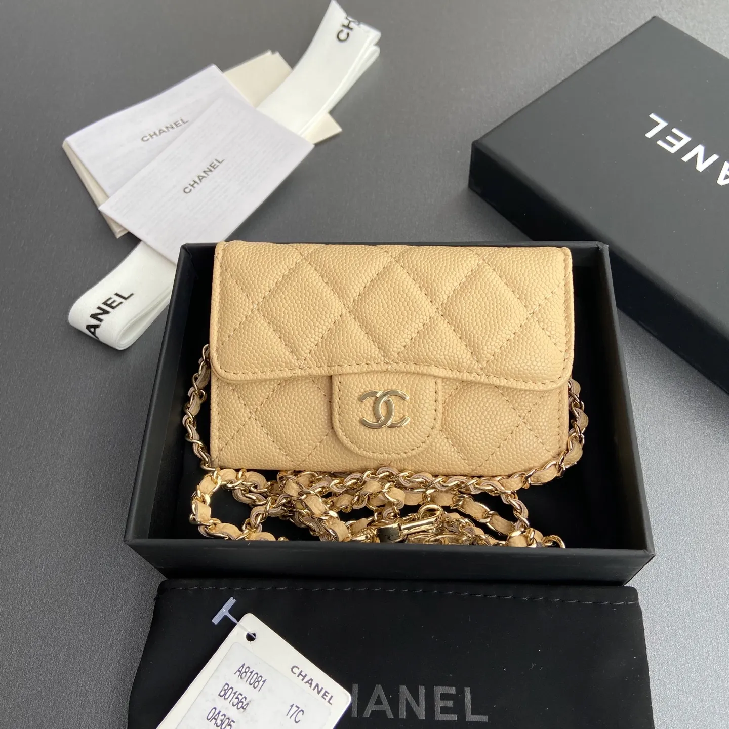 Xiaoxiang imported Italian grain cowhide Item number: A81081 (chain small card holder) Price: 420 Size: w11×h7cm Color: apricot fine ball pattern golden steel mark hardware