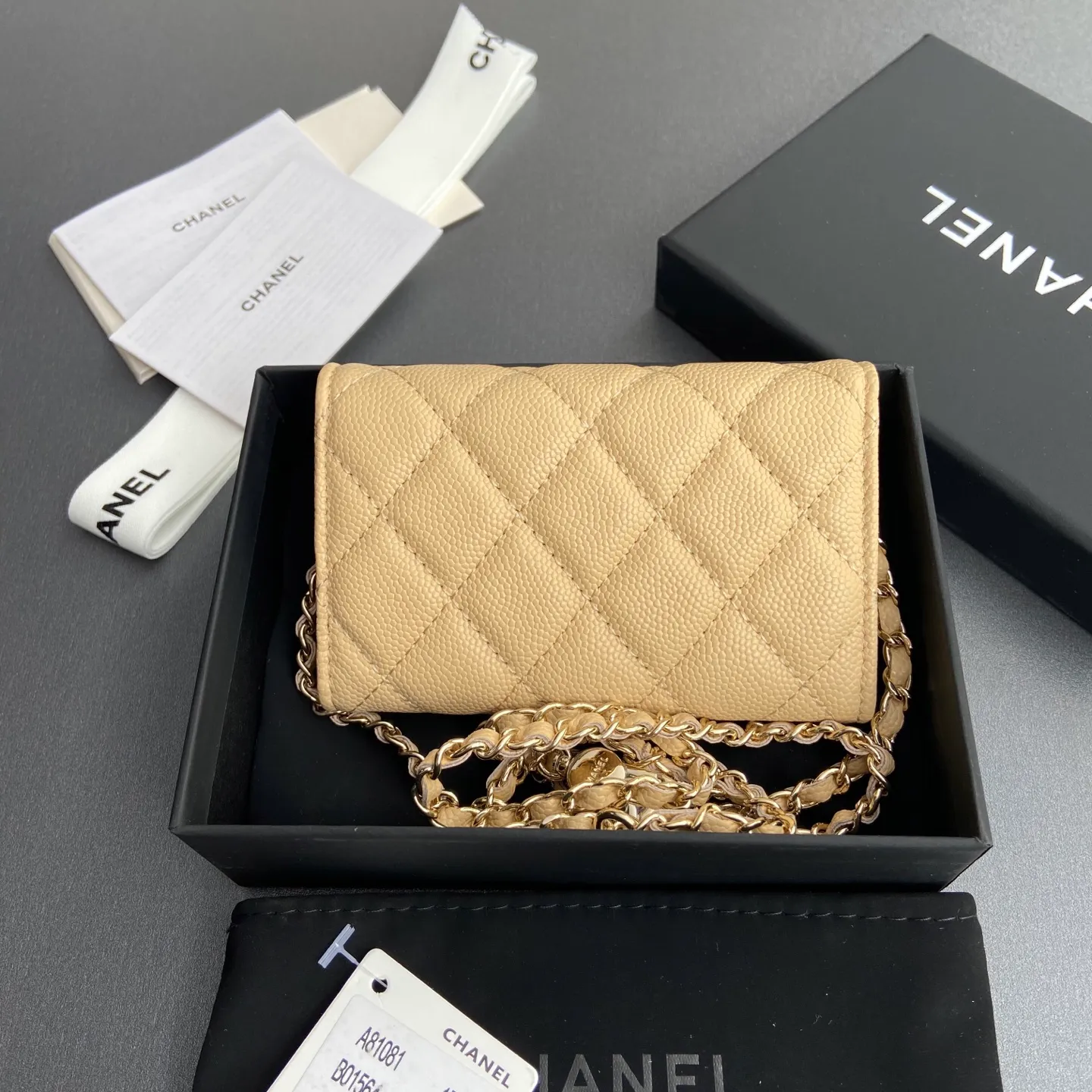 Xiaoxiang imported Italian grain cowhide Item number: A81081 (chain small card holder) Price: 420 Size: w11×h7cm Color: apricot fine ball pattern golden steel mark hardware