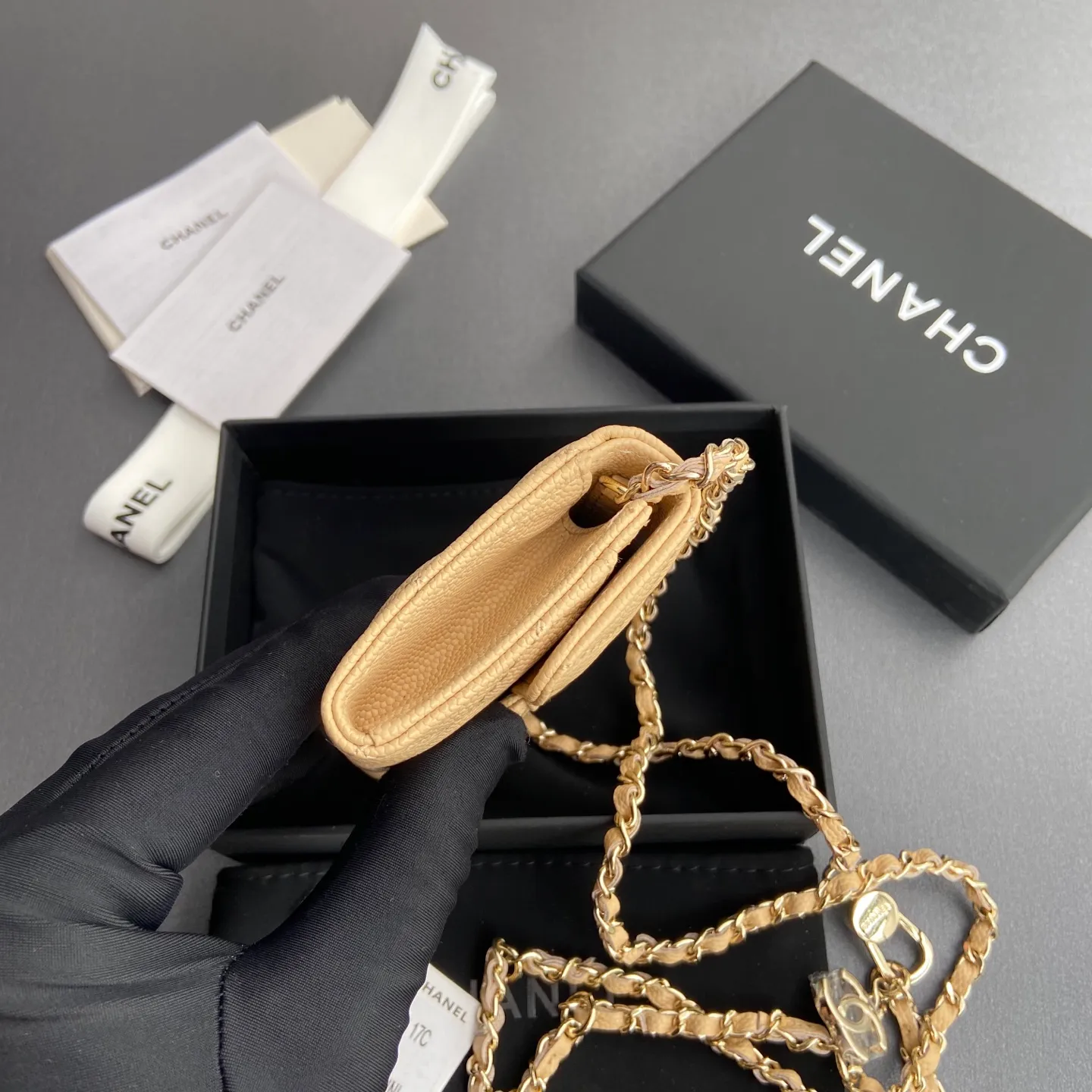 Xiaoxiang imported Italian grain cowhide Item number: A81081 (chain small card holder) Price: 420 Size: w11×h7cm Color: apricot fine ball pattern golden steel mark hardware