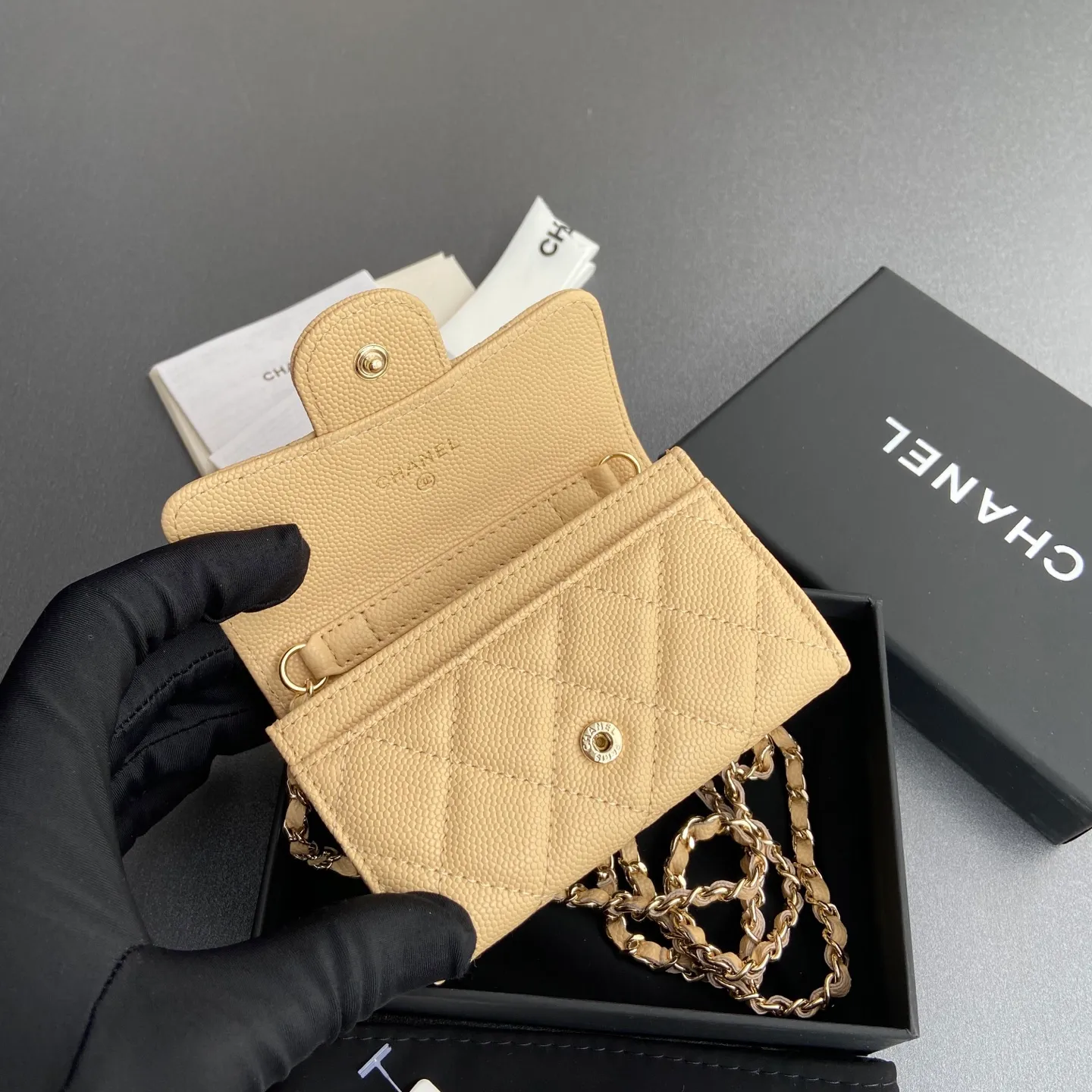 Xiaoxiang imported Italian grain cowhide Item number: A81081 (chain small card holder) Price: 420 Size: w11×h7cm Color: apricot fine ball pattern golden steel mark hardware