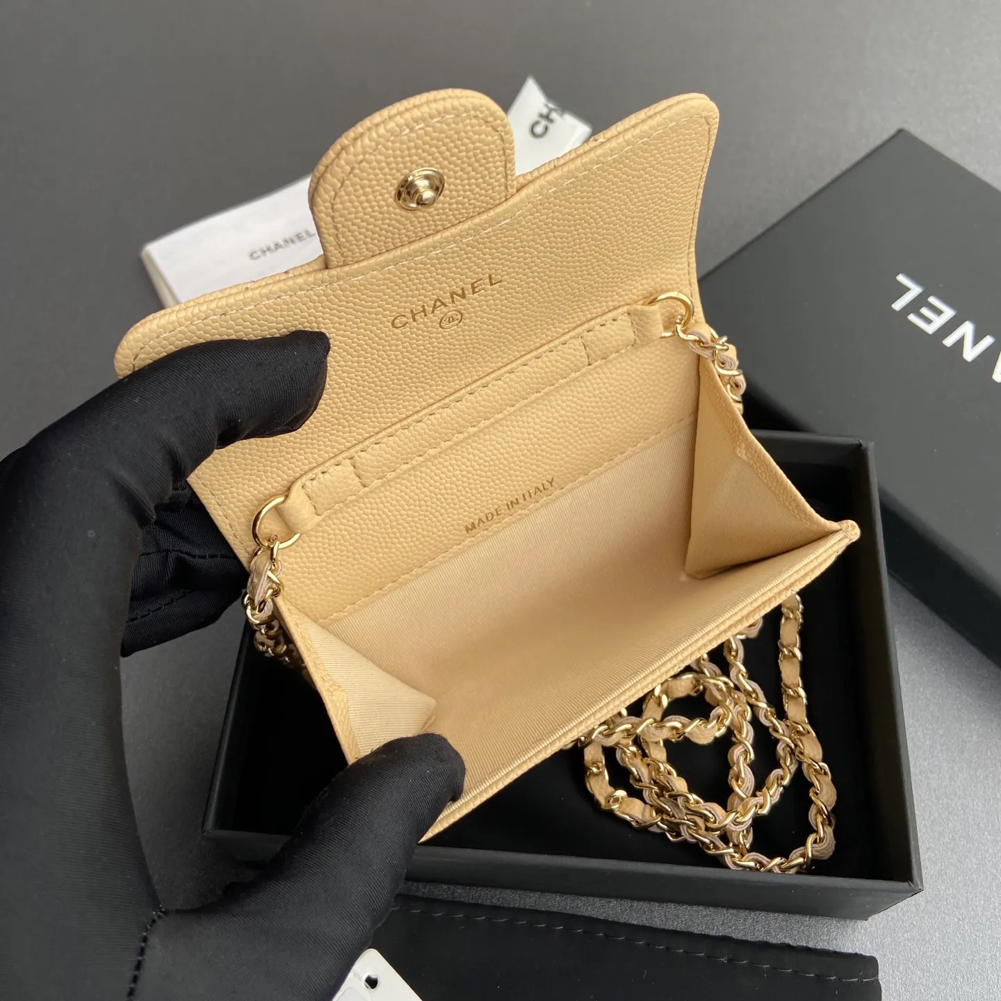 Xiaoxiang imported Italian grain cowhide Item number: A81081 (chain small card holder) Price: 420 Size: w11×h7cm Color: apricot fine ball pattern golden steel mark hardware