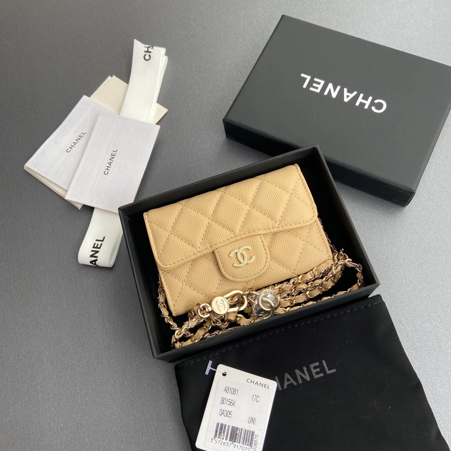 Xiaoxiang imported Italian grain cowhide Item number: A81081 (chain small card holder) Price: 420 Size: w11×h7cm Color: apricot fine ball pattern golden steel mark hardware