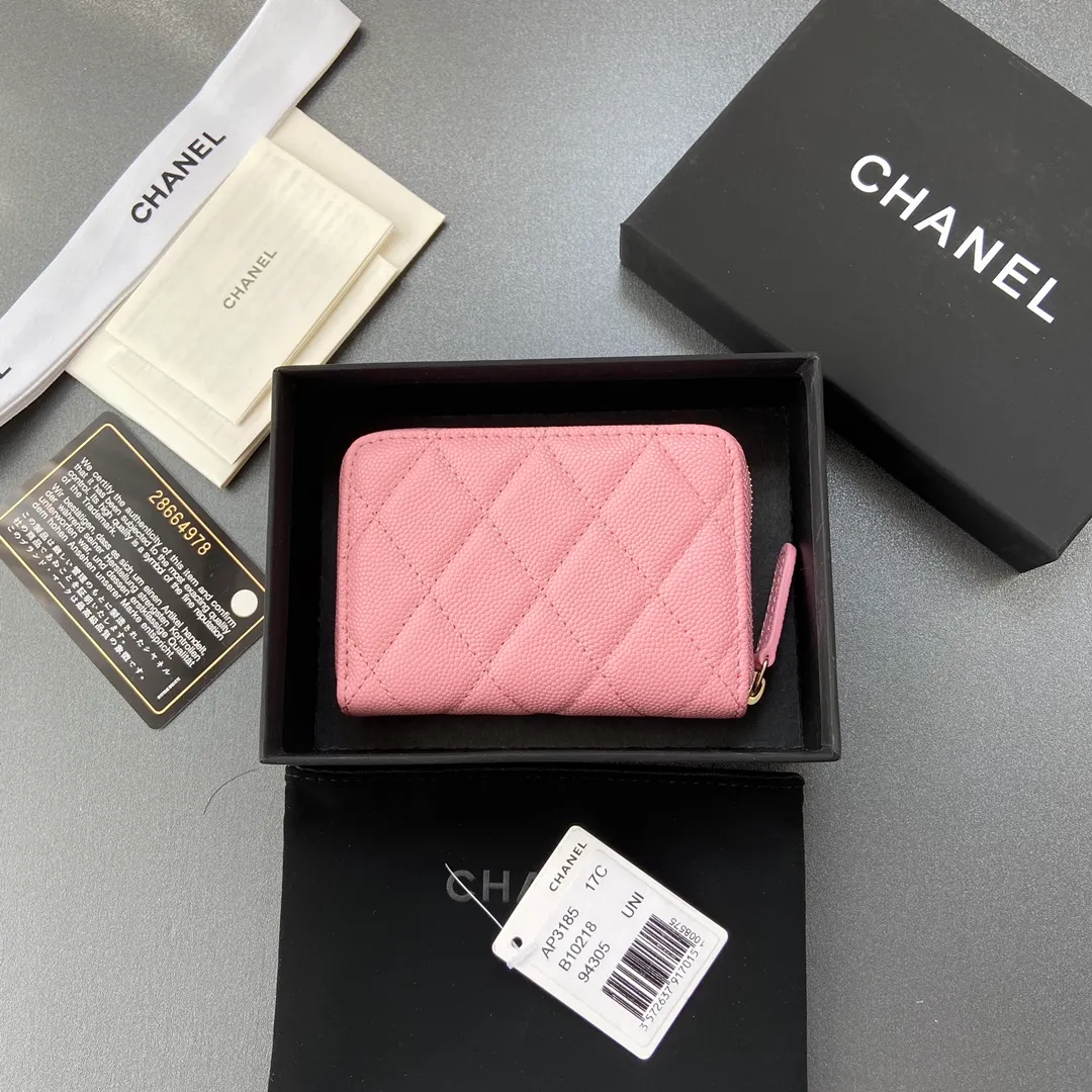 320💰Xiaoxiang imported Italian grained calfskin Item number: A3185 Size: W11×H7.5×2cm Color: pink ball grain leather gold steel mark Usage: small zipper bag