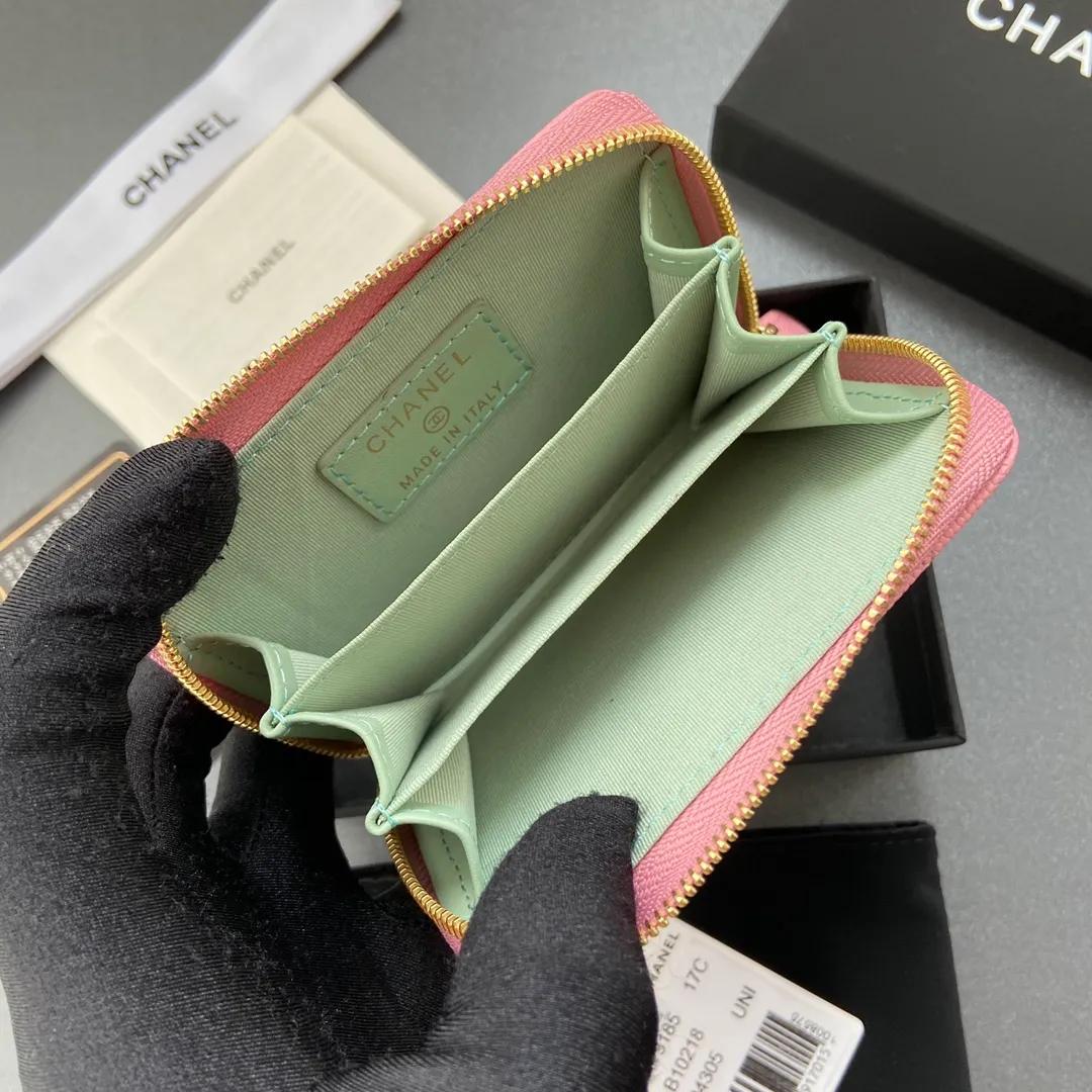 320💰Xiaoxiang imported Italian grained calfskin Item number: A3185 Size: W11×H7.5×2cm Color: pink ball grain leather gold steel mark Usage: small zipper bag