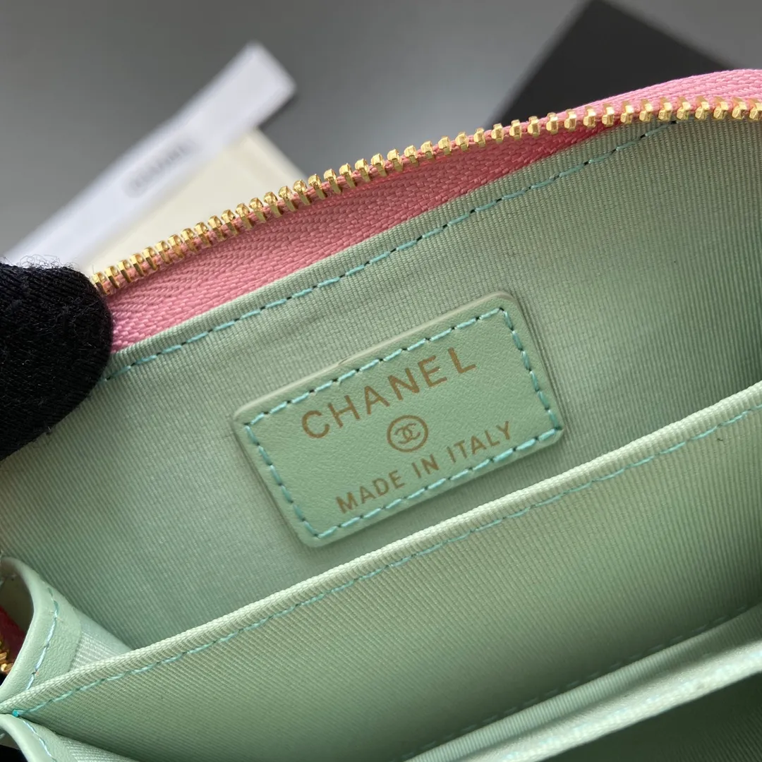 320💰Xiaoxiang imported Italian grained calfskin Item number: A3185 Size: W11×H7.5×2cm Color: pink ball grain leather gold steel mark Usage: small zipper bag