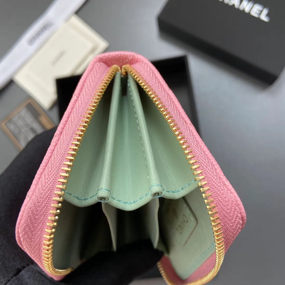 320💰Xiaoxiang imported Italian grained calfskin Item number: A3185 Size: W11×H7.5×2cm Color: pink ball grain leather gold steel mark Usage: small zipper bag
