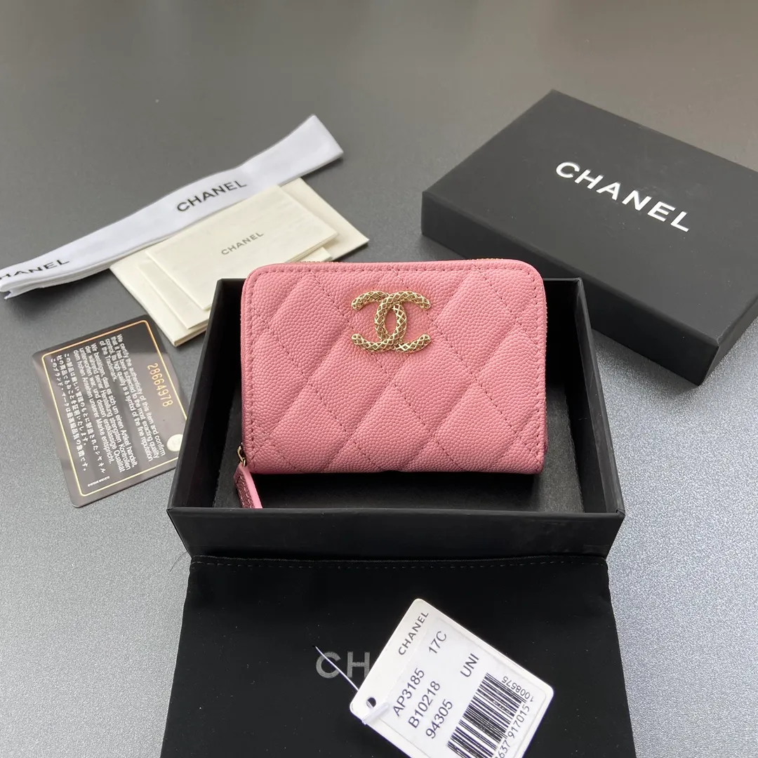 320💰Xiaoxiang imported Italian grained calfskin Item number: A3185 Size: W11×H7.5×2cm Color: pink ball grain leather gold steel mark Usage: small zipper bag