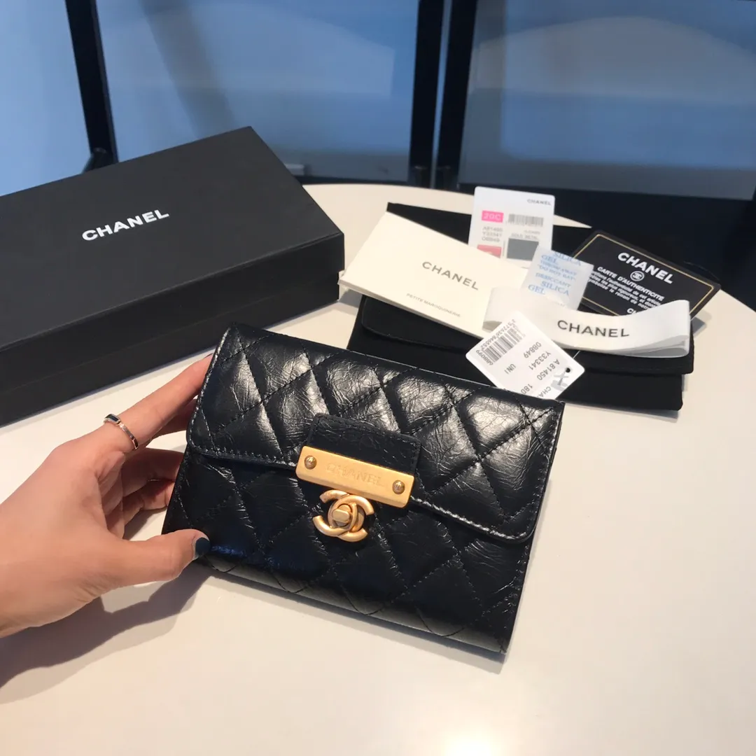 💰640😊Upgraded version💋Ready to buy the latest Chanel🆕Imported waxed cowhide series retro metal lock with the latest hangtag💋Mid-length tri-fold wallet🐂💁🏻 The first medium-length wallet has arrived. Cowhide leather🐂 leather texture👍, feels very good. Tri-fold style🉑Exquisite handwork. Pay attention to the details of the workmanship. 5 card slots. There is a coin pocket in the inner compartment. The hot stamping and marking are very clear. 81450🍃Size: 15cm