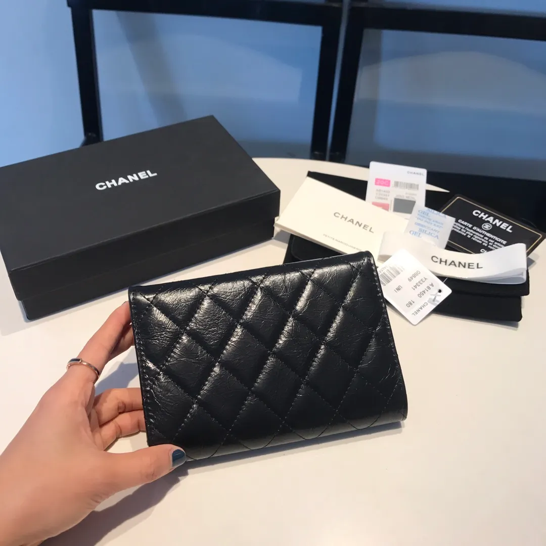 💰640😊Upgraded version💋Ready to buy the latest Chanel🆕Imported waxed cowhide series retro metal lock with the latest hangtag💋Mid-length tri-fold wallet🐂💁🏻 The first medium-length wallet has arrived. Cowhide leather🐂 leather texture👍, feels very good. Tri-fold style🉑Exquisite handwork. Pay attention to the details of the workmanship. 5 card slots. There is a coin pocket in the inner compartment. The hot stamping and marking are very clear. 81450🍃Size: 15cm