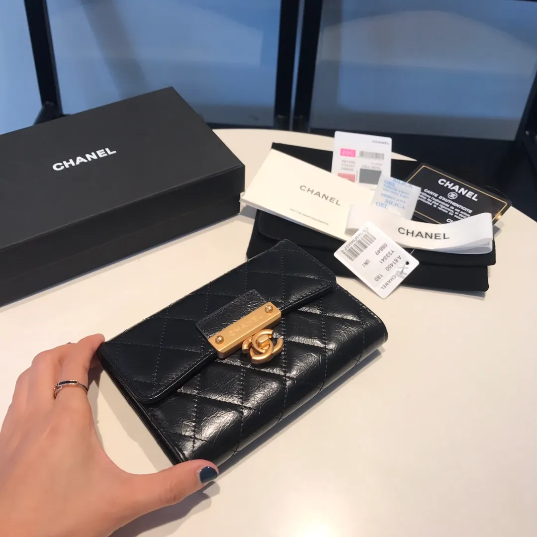 💰640😊Upgraded version💋Ready to buy the latest Chanel🆕Imported waxed cowhide series retro metal lock with the latest hangtag💋Mid-length tri-fold wallet🐂💁🏻 The first medium-length wallet has arrived. Cowhide leather🐂 leather texture👍, feels very good. Tri-fold style🉑Exquisite handwork. Pay attention to the details of the workmanship. 5 card slots. There is a coin pocket in the inner compartment. The hot stamping and marking are very clear. 81450🍃Size: 15cm