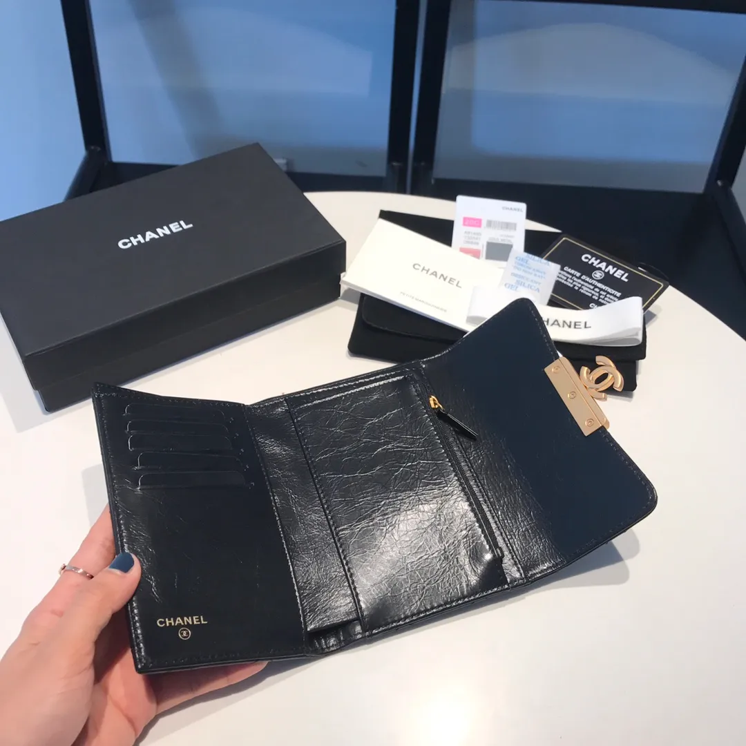 💰640😊Upgraded version💋Ready to buy the latest Chanel🆕Imported waxed cowhide series retro metal lock with the latest hangtag💋Mid-length tri-fold wallet🐂💁🏻 The first medium-length wallet has arrived. Cowhide leather🐂 leather texture👍, feels very good. Tri-fold style🉑Exquisite handwork. Pay attention to the details of the workmanship. 5 card slots. There is a coin pocket in the inner compartment. The hot stamping and marking are very clear. 81450🍃Size: 15cm