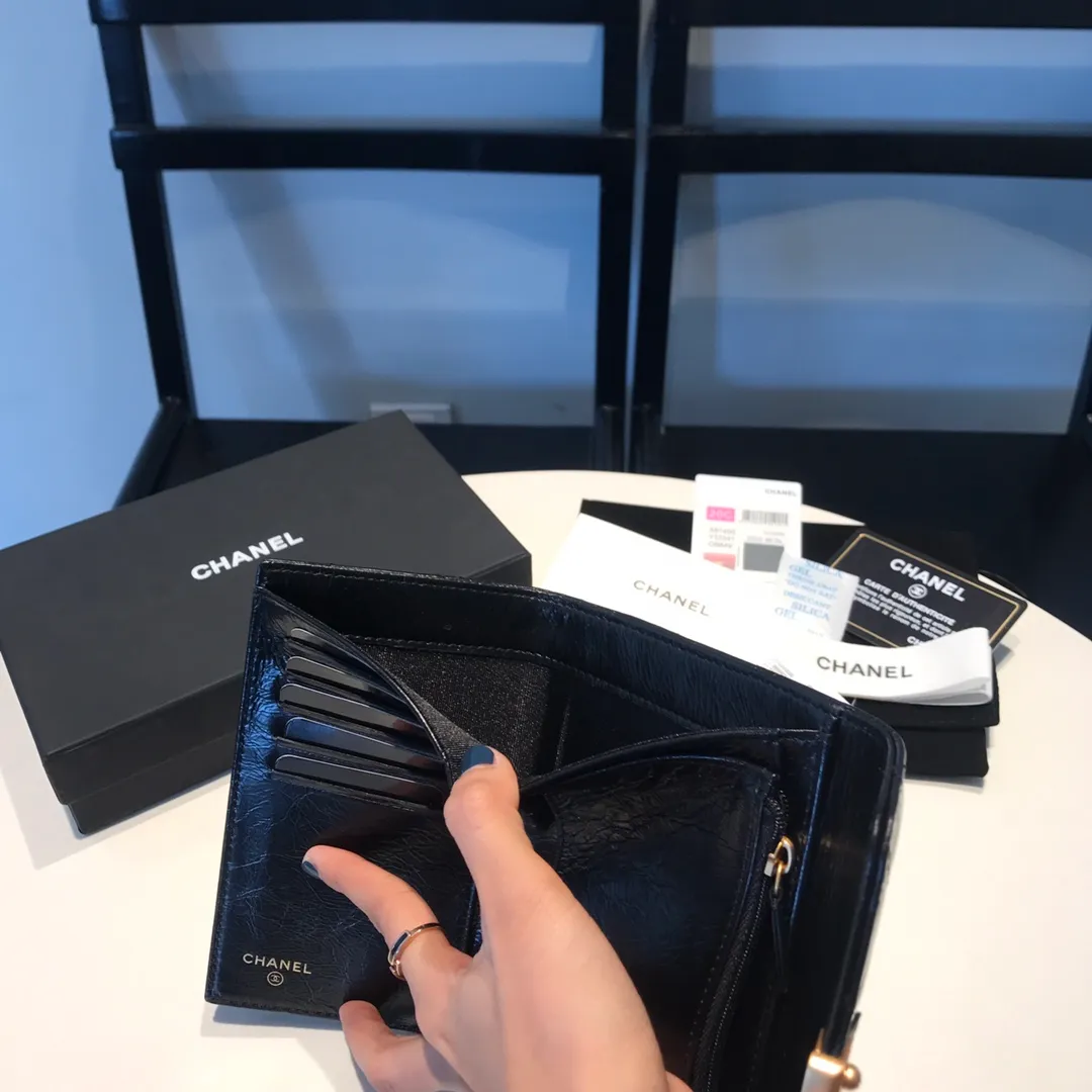 💰640😊Upgraded version💋Ready to buy the latest Chanel🆕Imported waxed cowhide series retro metal lock with the latest hangtag💋Mid-length tri-fold wallet🐂💁🏻 The first medium-length wallet has arrived. Cowhide leather🐂 leather texture👍, feels very good. Tri-fold style🉑Exquisite handwork. Pay attention to the details of the workmanship. 5 card slots. There is a coin pocket in the inner compartment. The hot stamping and marking are very clear. 81450🍃Size: 15cm