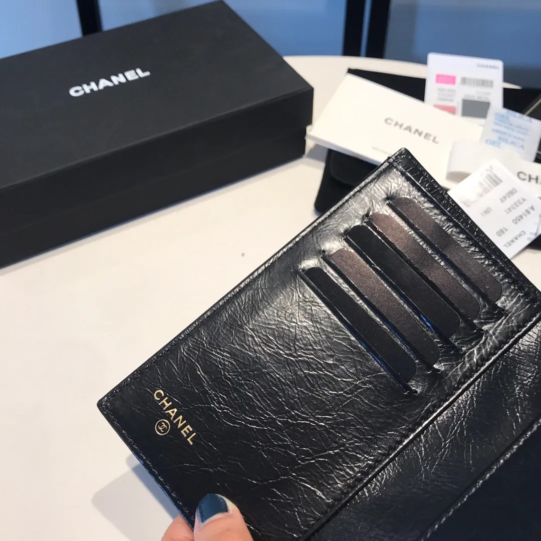 💰640😊Upgraded version💋Ready to buy the latest Chanel🆕Imported waxed cowhide series retro metal lock with the latest hangtag💋Mid-length tri-fold wallet🐂💁🏻 The first medium-length wallet has arrived. Cowhide leather🐂 leather texture👍, feels very good. Tri-fold style🉑Exquisite handwork. Pay attention to the details of the workmanship. 5 card slots. There is a coin pocket in the inner compartment. The hot stamping and marking are very clear. 81450🍃Size: 15cm