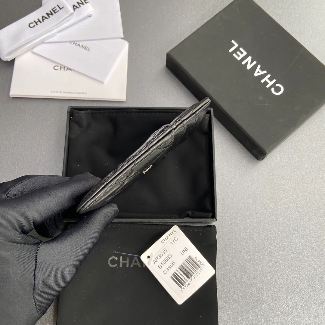 [Special grade hardware original leather] ¥260 Xiaoxiang card holder series Quilted card holder with iconic metal logo Silver tone metal hardware, exclusive Italian imported leather 5 card slots No.: 3595 Size: w8×11.5cm