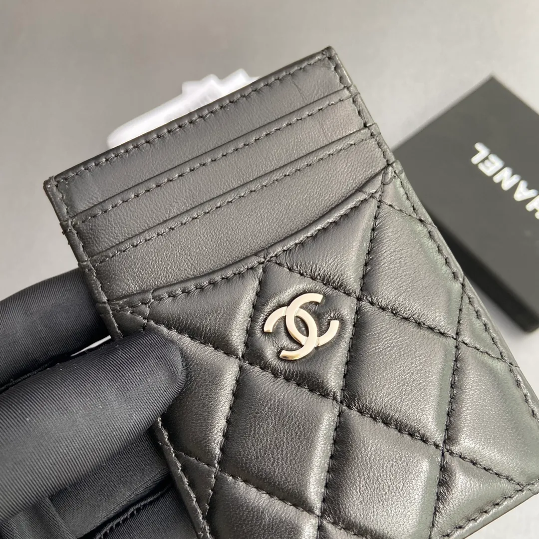 [Special grade hardware original leather] ¥260 Xiaoxiang card holder series Quilted card holder with iconic metal logo Silver tone metal hardware, exclusive Italian imported leather 5 card slots No.: 3595 Size: w8×11.5cm