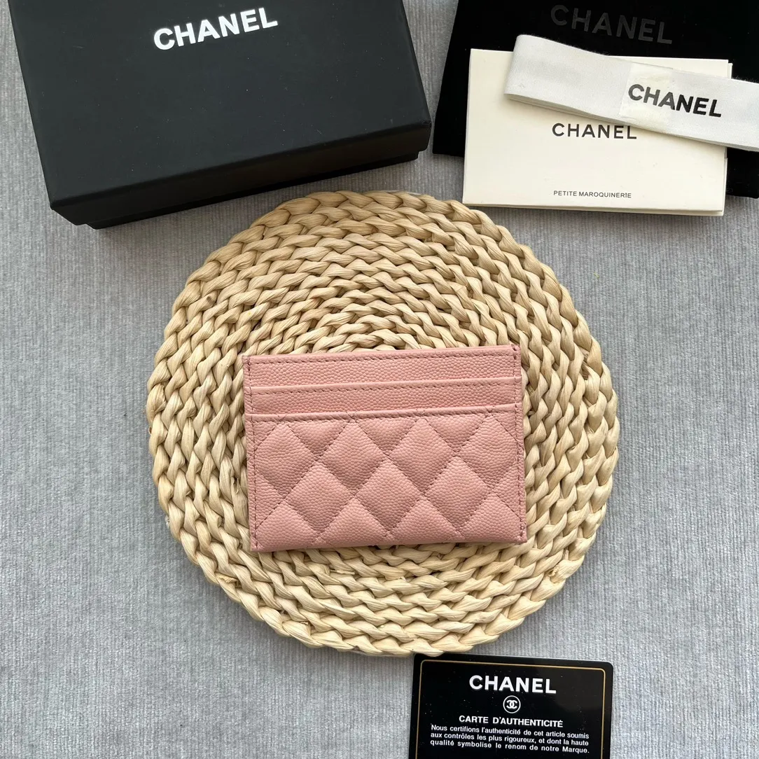 ¥220 [original quality] [with serial code] CHANEL’s new leboy card holder has arrived! The pebbled diamond pattern is very eye-catching! The retro gold buckle has an old-fashioned feel and is very fashionable and retro❤️This small card holder is very cost-effective, and you can also put some change in the three card slots👍Model number: 84431 Size: 11×7.5×1cm