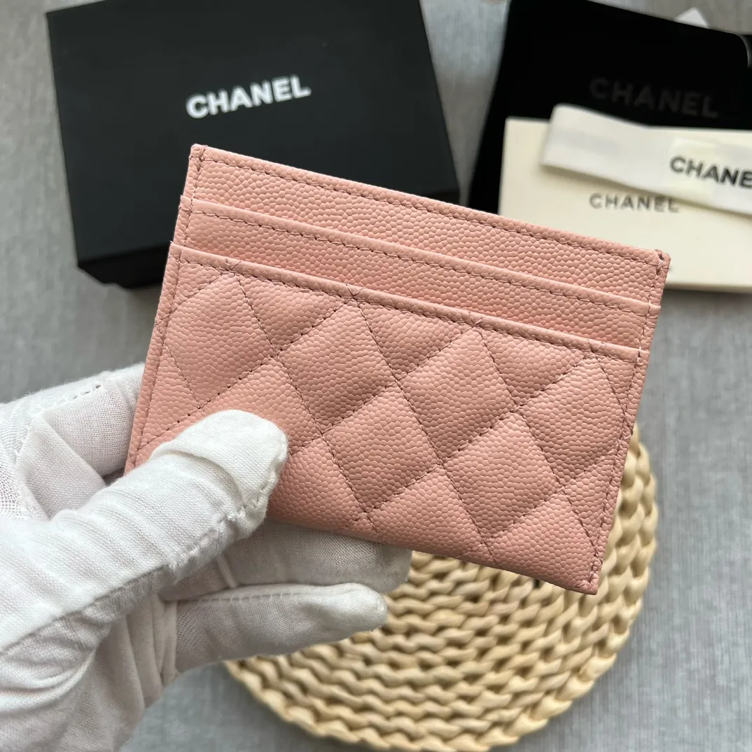 ¥220 [original quality] [with serial code] CHANEL’s new leboy card holder has arrived! The pebbled diamond pattern is very eye-catching! The retro gold buckle has an old-fashioned feel and is very fashionable and retro❤️This small card holder is very cost-effective, and you can also put some change in the three card slots👍Model number: 84431 Size: 11×7.5×1cm