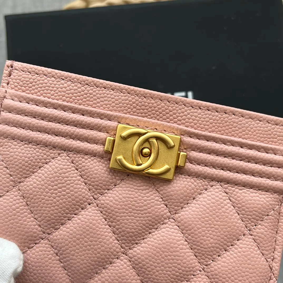 ¥220 [original quality] [with serial code] CHANEL’s new leboy card holder has arrived! The pebbled diamond pattern is very eye-catching! The retro gold buckle has an old-fashioned feel and is very fashionable and retro❤️This small card holder is very cost-effective, and you can also put some change in the three card slots👍Model number: 84431 Size: 11×7.5×1cm