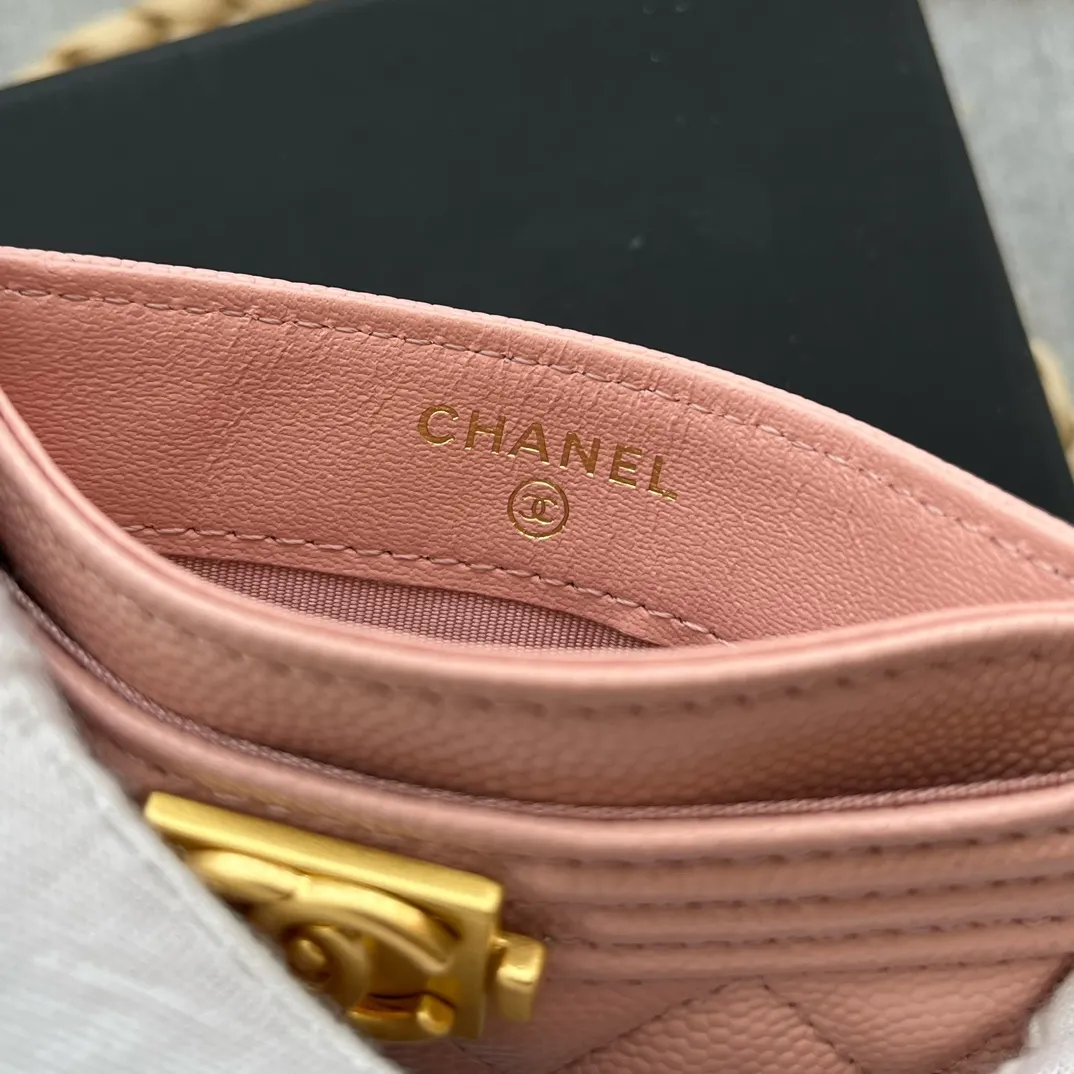 ¥220 [original quality] [with serial code] CHANEL’s new leboy card holder has arrived! The pebbled diamond pattern is very eye-catching! The retro gold buckle has an old-fashioned feel and is very fashionable and retro❤️This small card holder is very cost-effective, and you can also put some change in the three card slots👍Model number: 84431 Size: 11×7.5×1cm