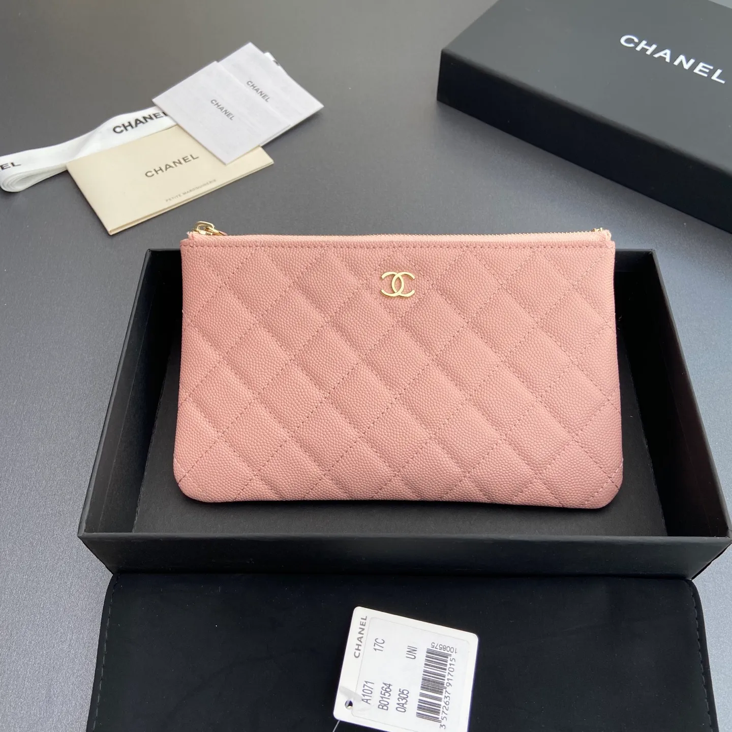 Xiaoxiang imported Italian grained calfskin Item number: A1071 Price: 400 Size: w20×h12×d1.5 Color: light pink fine ball grain leather light pink steel mark