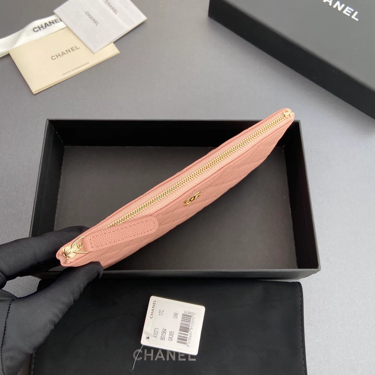 Xiaoxiang imported Italian grained calfskin Item number: A1071 Price: 400 Size: w20×h12×d1.5 Color: light pink fine ball grain leather light pink steel mark