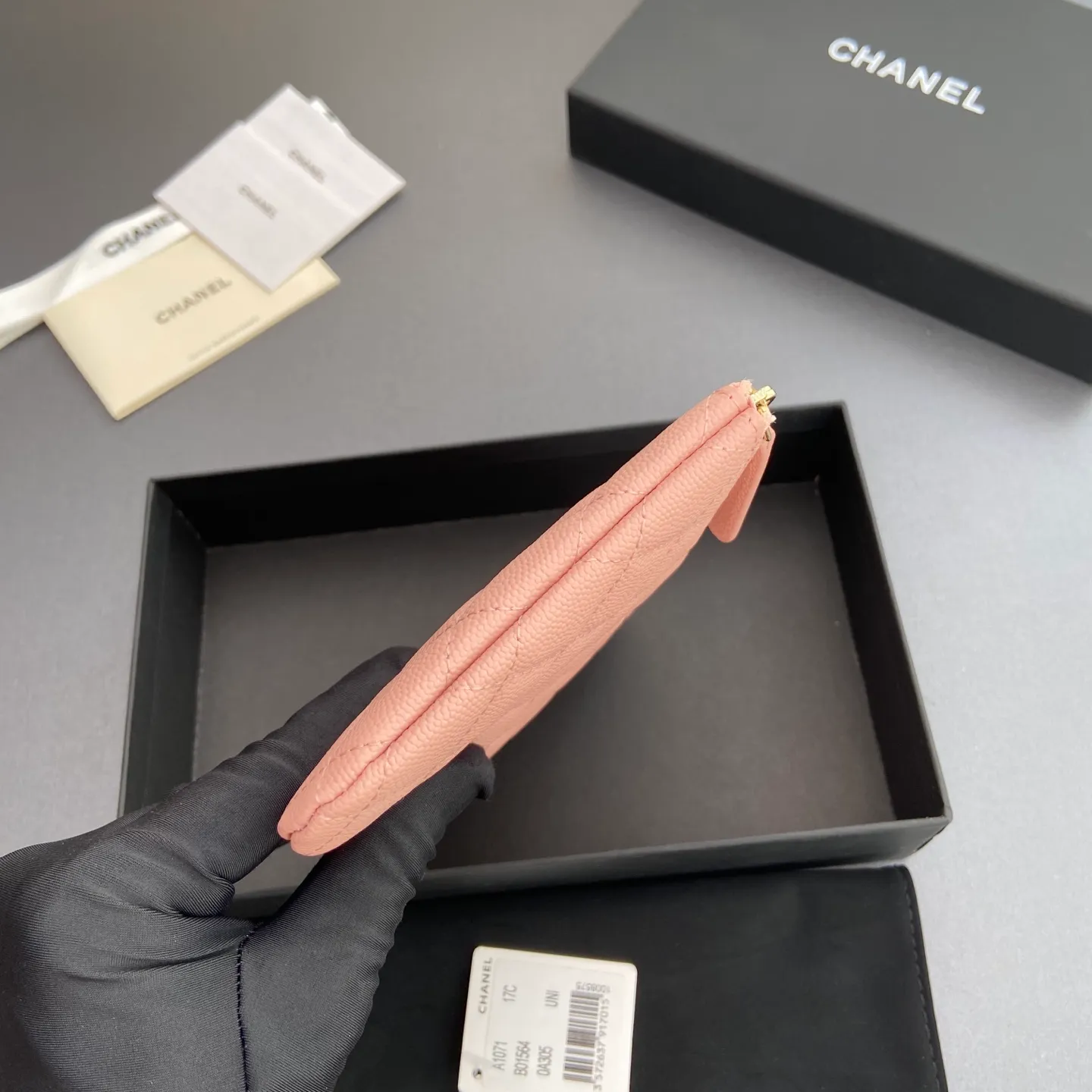 Xiaoxiang imported Italian grained calfskin Item number: A1071 Price: 400 Size: w20×h12×d1.5 Color: light pink fine ball grain leather light pink steel mark