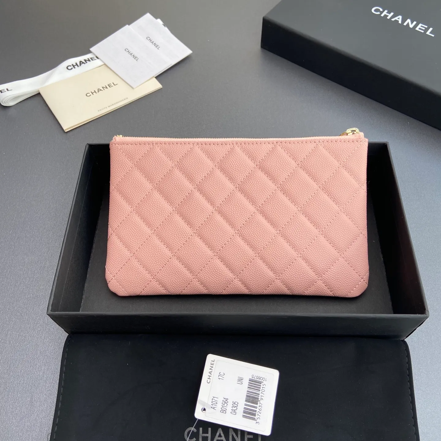Xiaoxiang imported Italian grained calfskin Item number: A1071 Price: 400 Size: w20×h12×d1.5 Color: light pink fine ball grain leather light pink steel mark