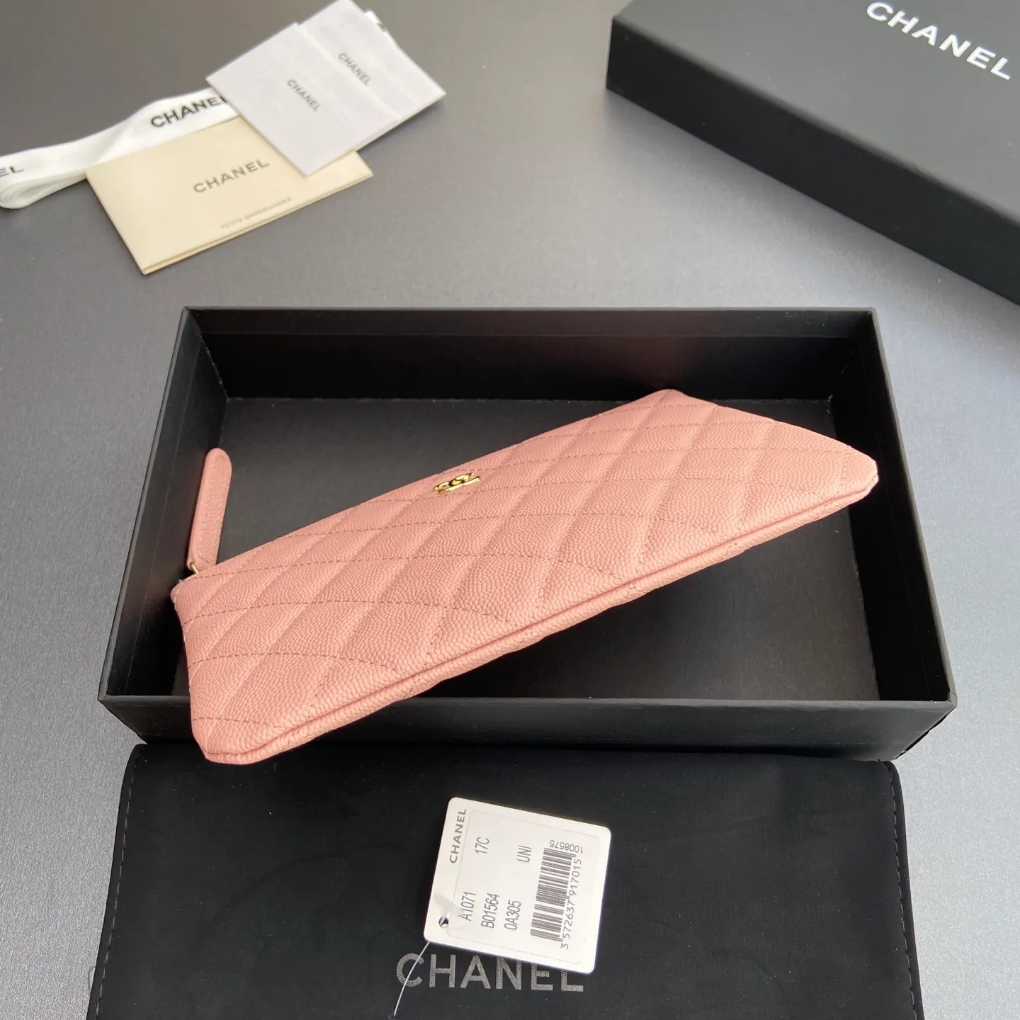 Xiaoxiang imported Italian grained calfskin Item number: A1071 Price: 400 Size: w20×h12×d1.5 Color: light pink fine ball grain leather light pink steel mark