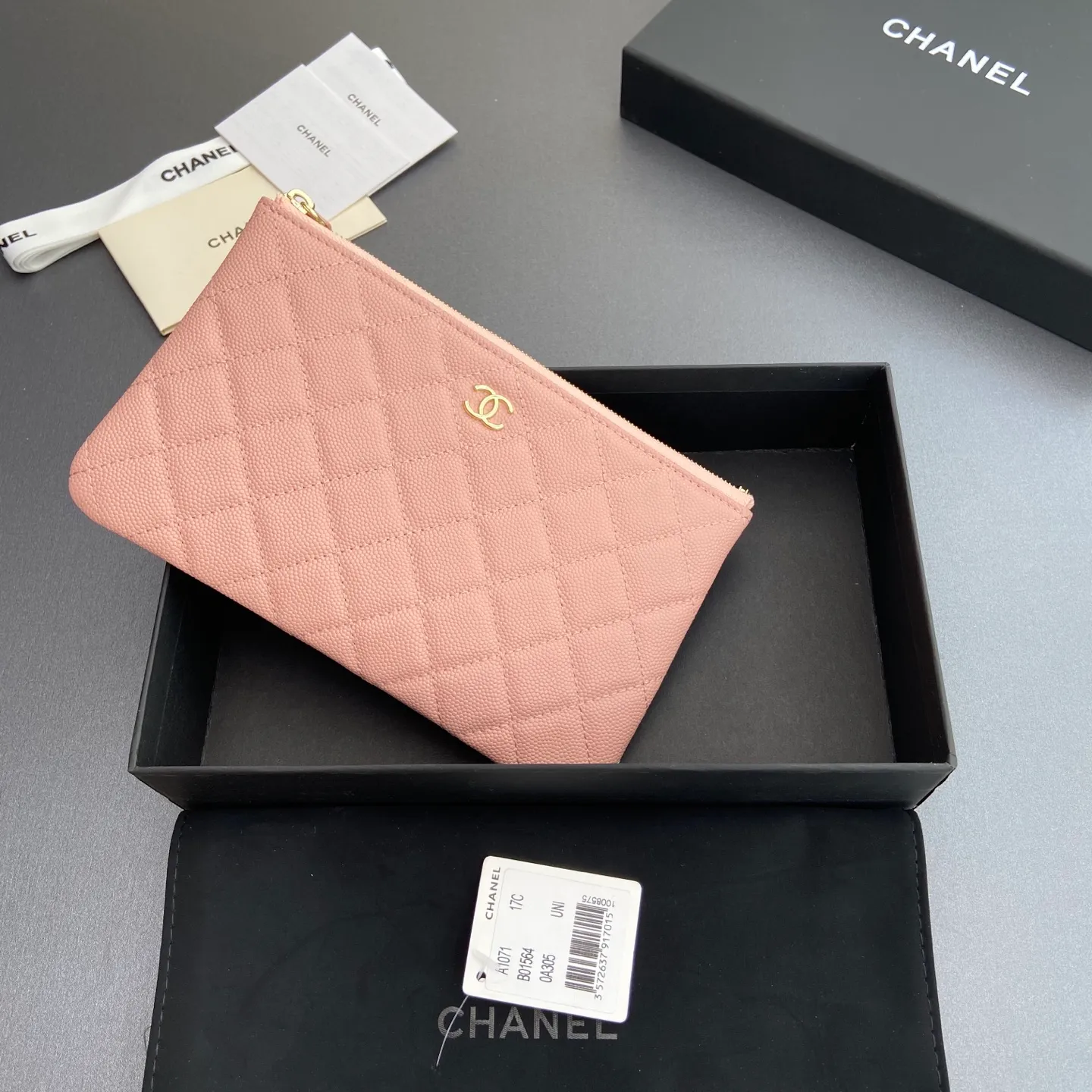 Xiaoxiang imported Italian grained calfskin Item number: A1071 Price: 400 Size: w20×h12×d1.5 Color: light pink fine ball grain leather light pink steel mark