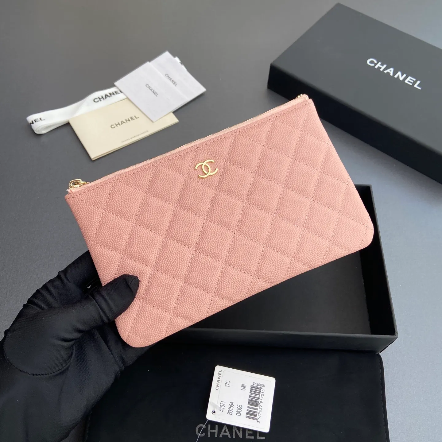 Xiaoxiang imported Italian grained calfskin Item number: A1071 Price: 400 Size: w20×h12×d1.5 Color: light pink fine ball grain leather light pink steel mark