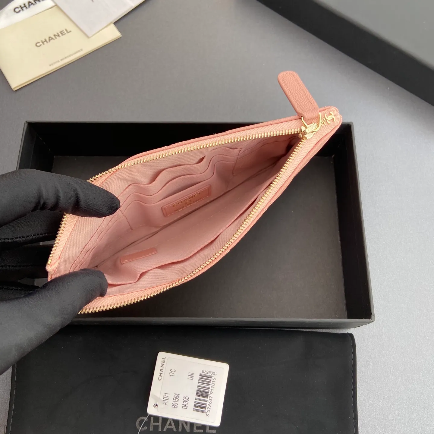 Xiaoxiang imported Italian grained calfskin Item number: A1071 Price: 400 Size: w20×h12×d1.5 Color: light pink fine ball grain leather light pink steel mark