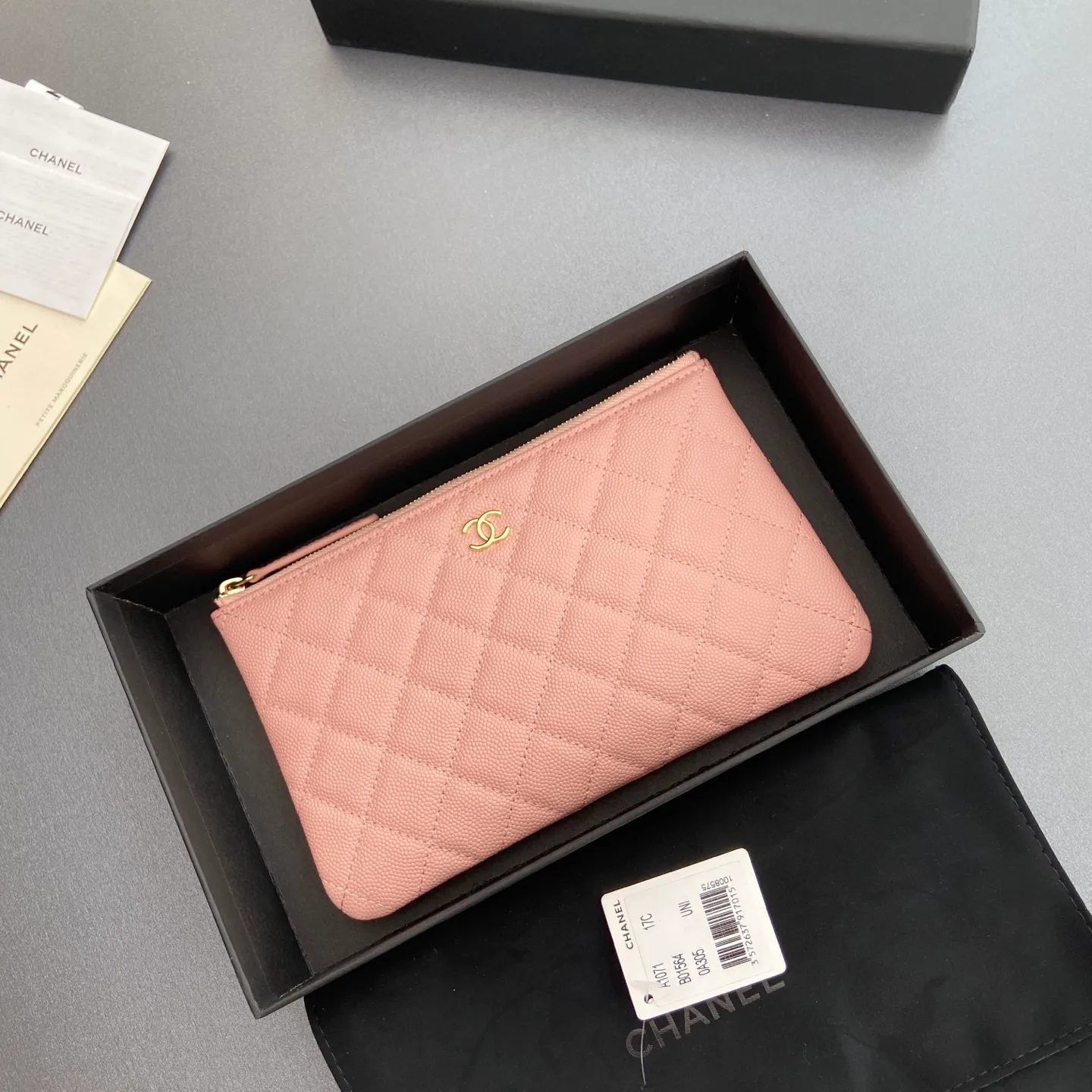 Xiaoxiang imported Italian grained calfskin Item number: A1071 Price: 400 Size: w20×h12×d1.5 Color: light pink fine ball grain leather light pink steel mark