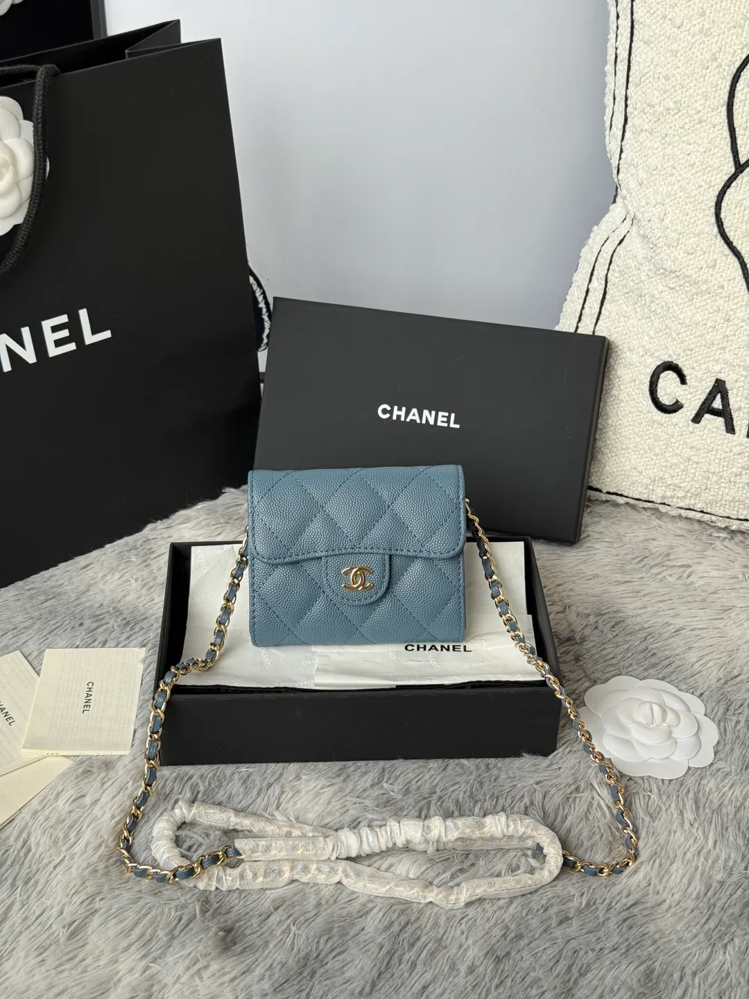 💰360💰Xiaoxiang chain bag, mini cute version. Can hold lipstick, credit card and some small change. Style number: A81082 Size: 8.5*12.5*2.5cm. Full set of packaging, box card, ribbon and cloth bag. Made of caviar cowhide, original quality. Exclusive photography🎬