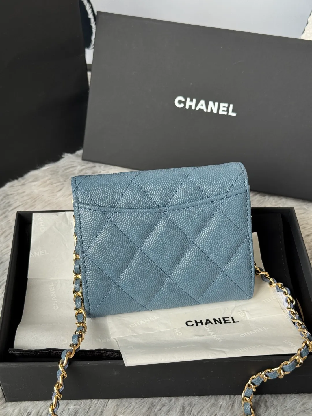 💰360💰Xiaoxiang chain bag, mini cute version. Can hold lipstick, credit card and some small change. Style number: A81082 Size: 8.5*12.5*2.5cm. Full set of packaging, box card, ribbon and cloth bag. Made of caviar cowhide, original quality. Exclusive photography🎬