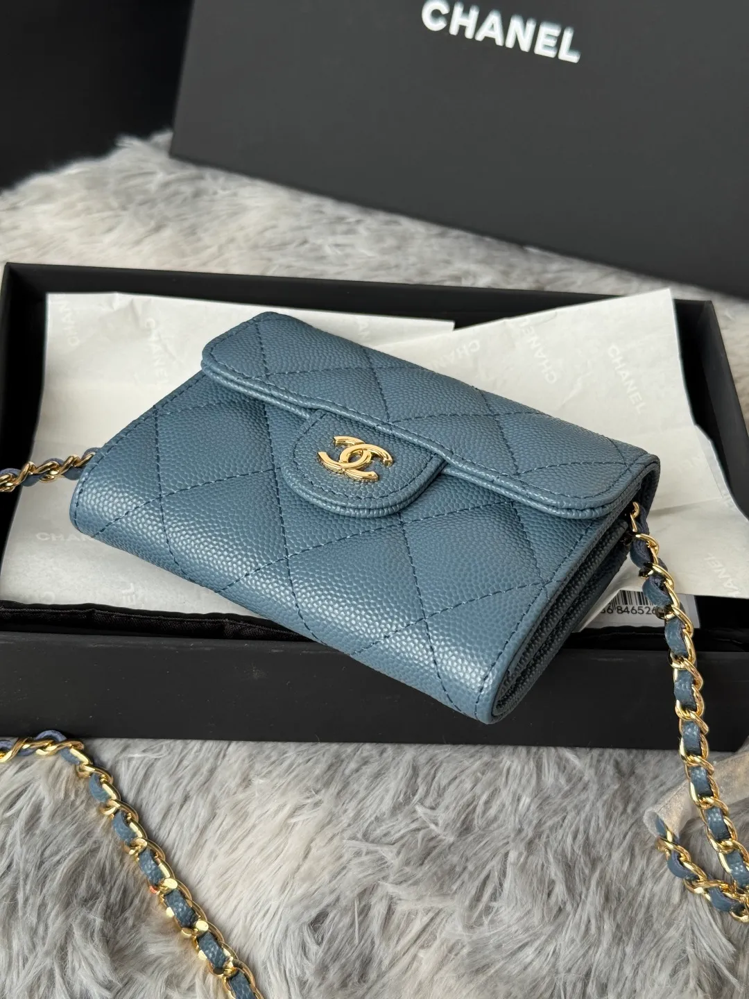 💰360💰Xiaoxiang chain bag, mini cute version. Can hold lipstick, credit card and some small change. Style number: A81082 Size: 8.5*12.5*2.5cm. Full set of packaging, box card, ribbon and cloth bag. Made of caviar cowhide, original quality. Exclusive photography🎬