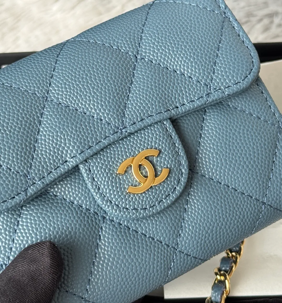 💰360💰Xiaoxiang chain bag, mini cute version. Can hold lipstick, credit card and some small change. Style number: A81082 Size: 8.5*12.5*2.5cm. Full set of packaging, box card, ribbon and cloth bag. Made of caviar cowhide, original quality. Exclusive photography🎬