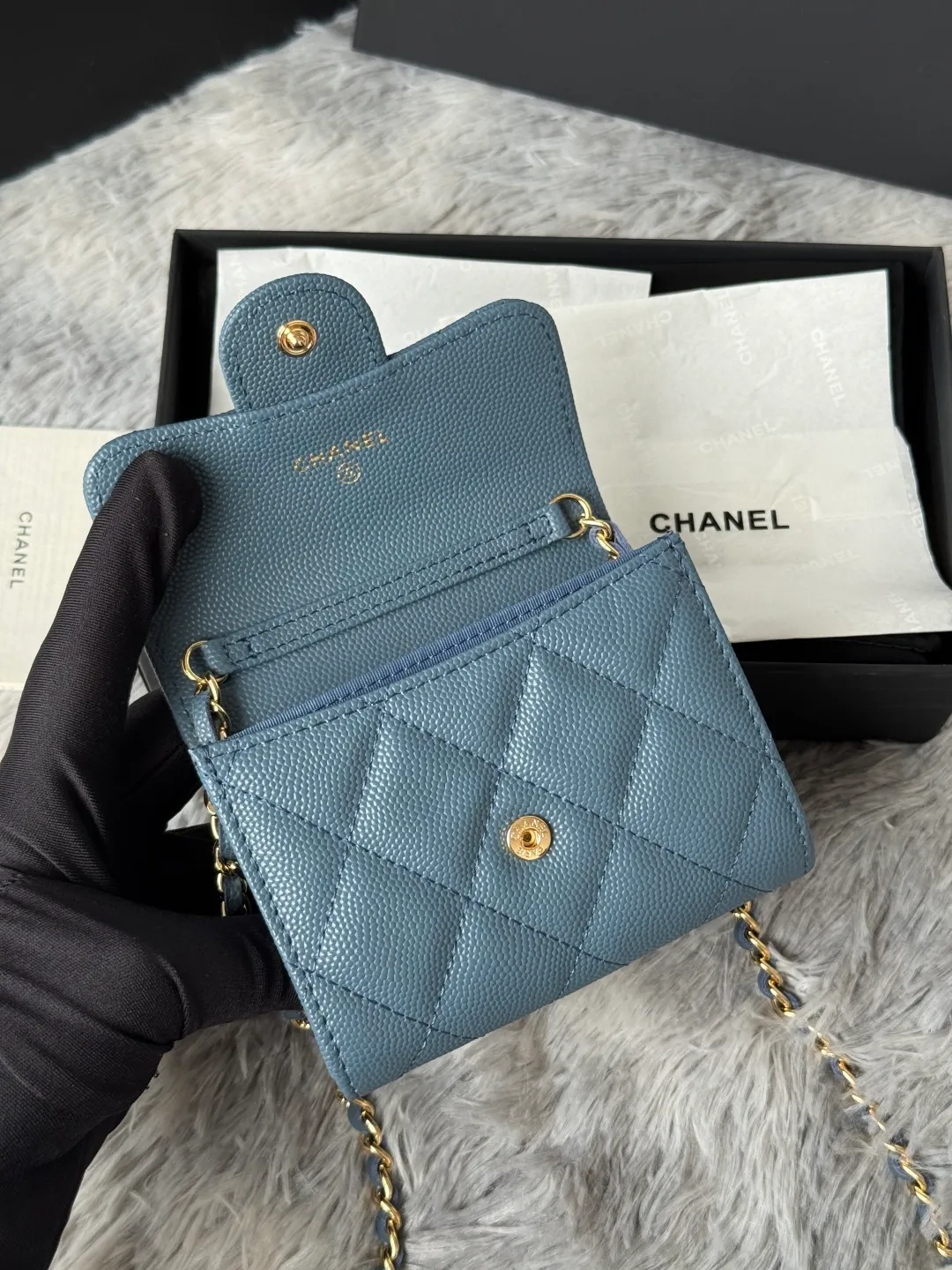 💰360💰Xiaoxiang chain bag, mini cute version. Can hold lipstick, credit card and some small change. Style number: A81082 Size: 8.5*12.5*2.5cm. Full set of packaging, box card, ribbon and cloth bag. Made of caviar cowhide, original quality. Exclusive photography🎬