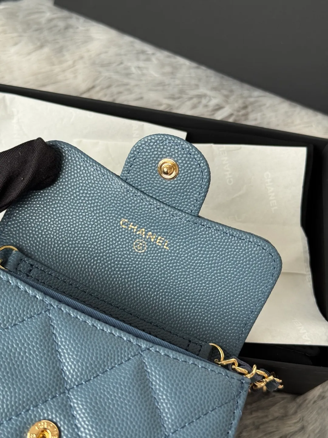 💰360💰Xiaoxiang chain bag, mini cute version. Can hold lipstick, credit card and some small change. Style number: A81082 Size: 8.5*12.5*2.5cm. Full set of packaging, box card, ribbon and cloth bag. Made of caviar cowhide, original quality. Exclusive photography🎬