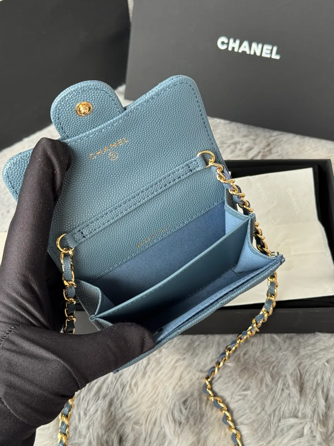 💰360💰Xiaoxiang chain bag, mini cute version. Can hold lipstick, credit card and some small change. Style number: A81082 Size: 8.5*12.5*2.5cm. Full set of packaging, box card, ribbon and cloth bag. Made of caviar cowhide, original quality. Exclusive photography🎬