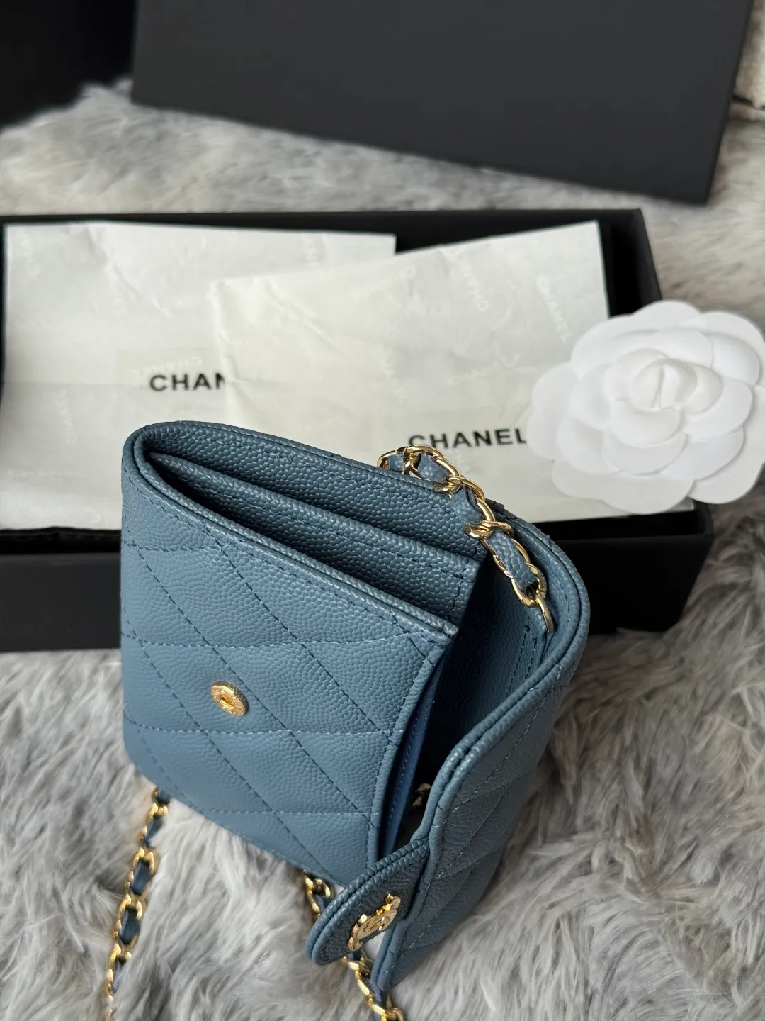 💰360💰Xiaoxiang chain bag, mini cute version. Can hold lipstick, credit card and some small change. Style number: A81082 Size: 8.5*12.5*2.5cm. Full set of packaging, box card, ribbon and cloth bag. Made of caviar cowhide, original quality. Exclusive photography🎬