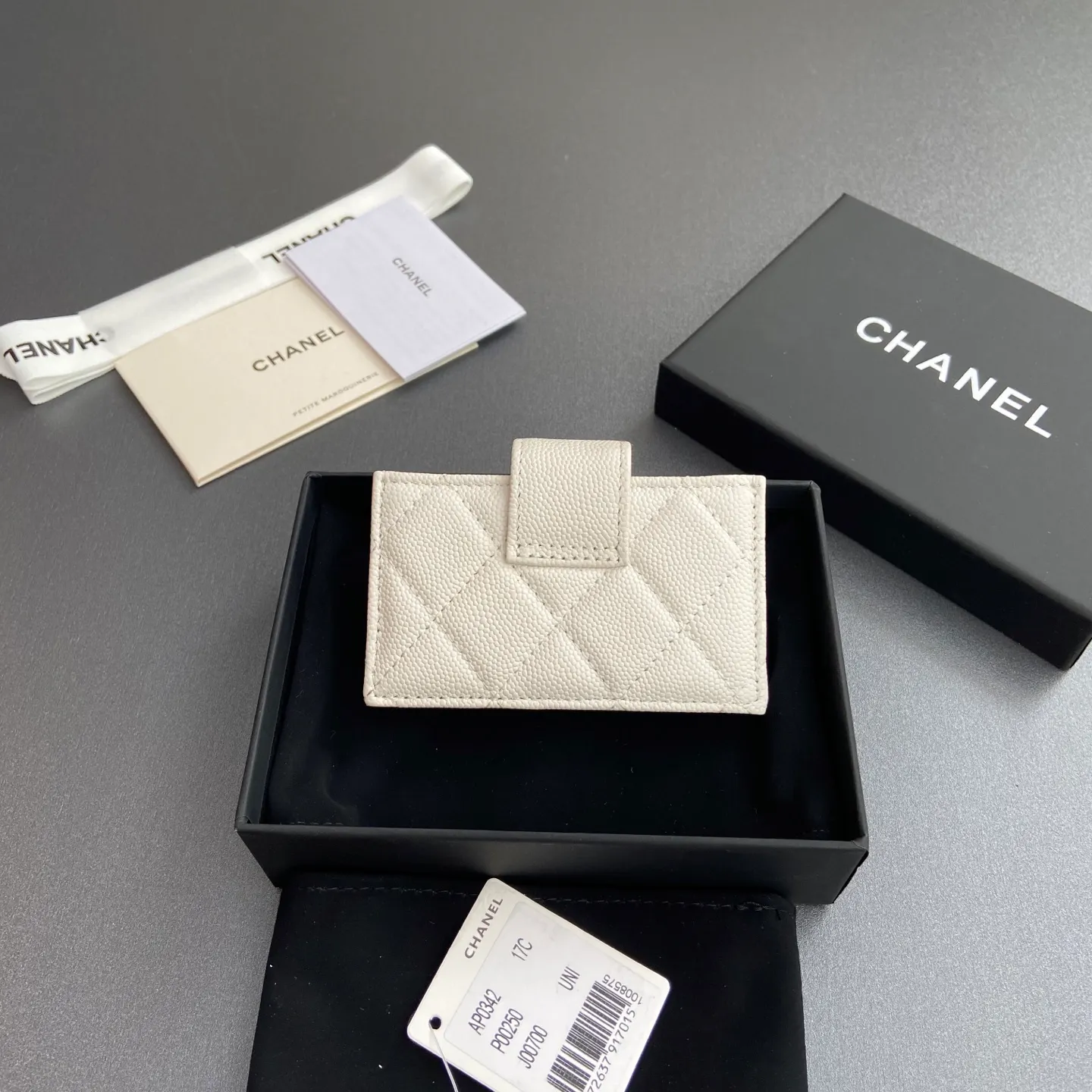 [Special grade hardware original leather] ¥400 Small fragrant organ multi-card slot card holder series with iconic metal logo Gold-toned metal hardware, exclusive Italian imported leather 6 card slots No.: 0342 White fine ball pattern gold steel mark Size: w10×h6×2cm