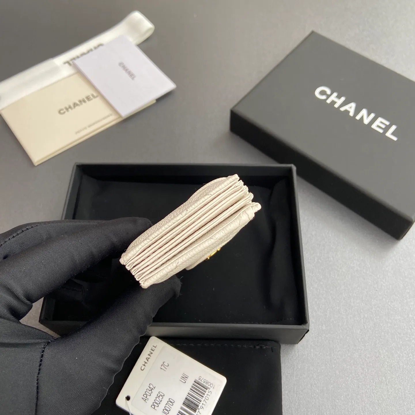 [Special grade hardware original leather] ¥400 Small fragrant organ multi-card slot card holder series with iconic metal logo Gold-toned metal hardware, exclusive Italian imported leather 6 card slots No.: 0342 White fine ball pattern gold steel mark Size: w10×h6×2cm