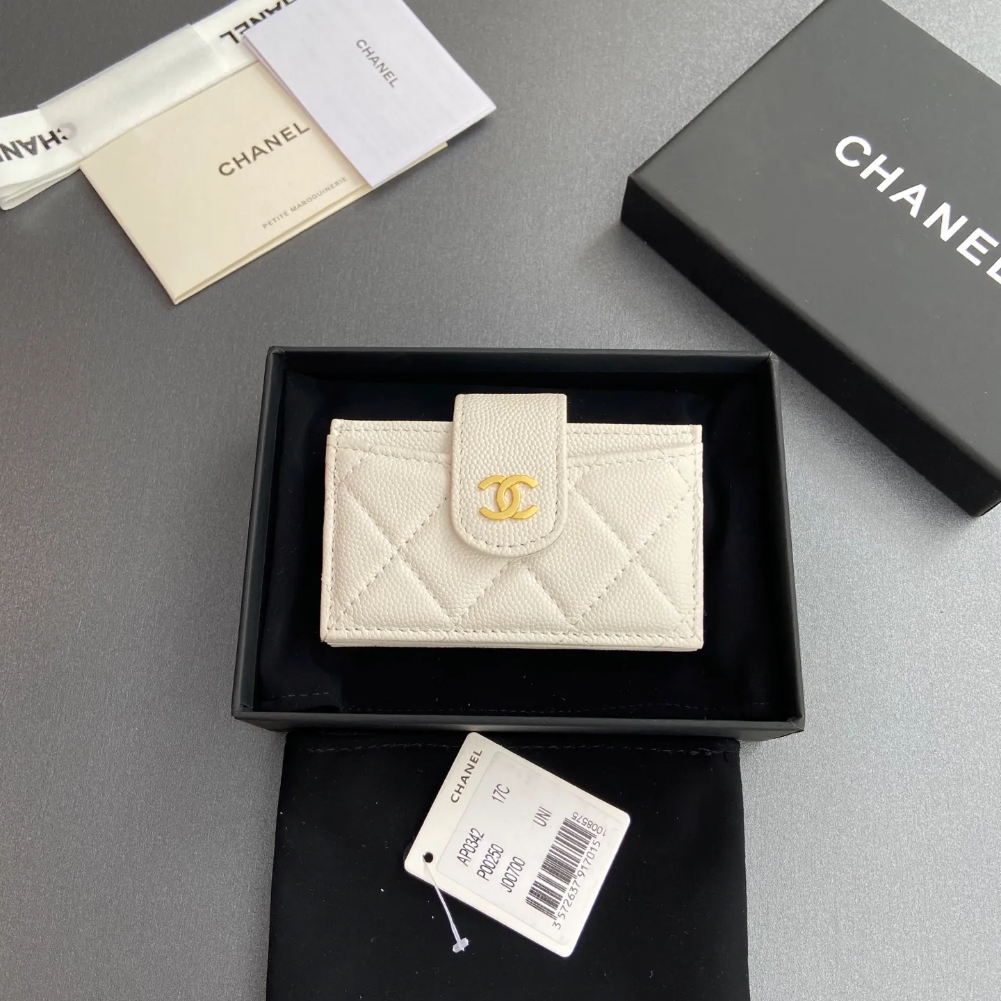 [Special grade hardware original leather] ¥400 Small fragrant organ multi-card slot card holder series with iconic metal logo Gold-toned metal hardware, exclusive Italian imported leather 6 card slots No.: 0342 White fine ball pattern gold steel mark Size: w10×h6×2cm