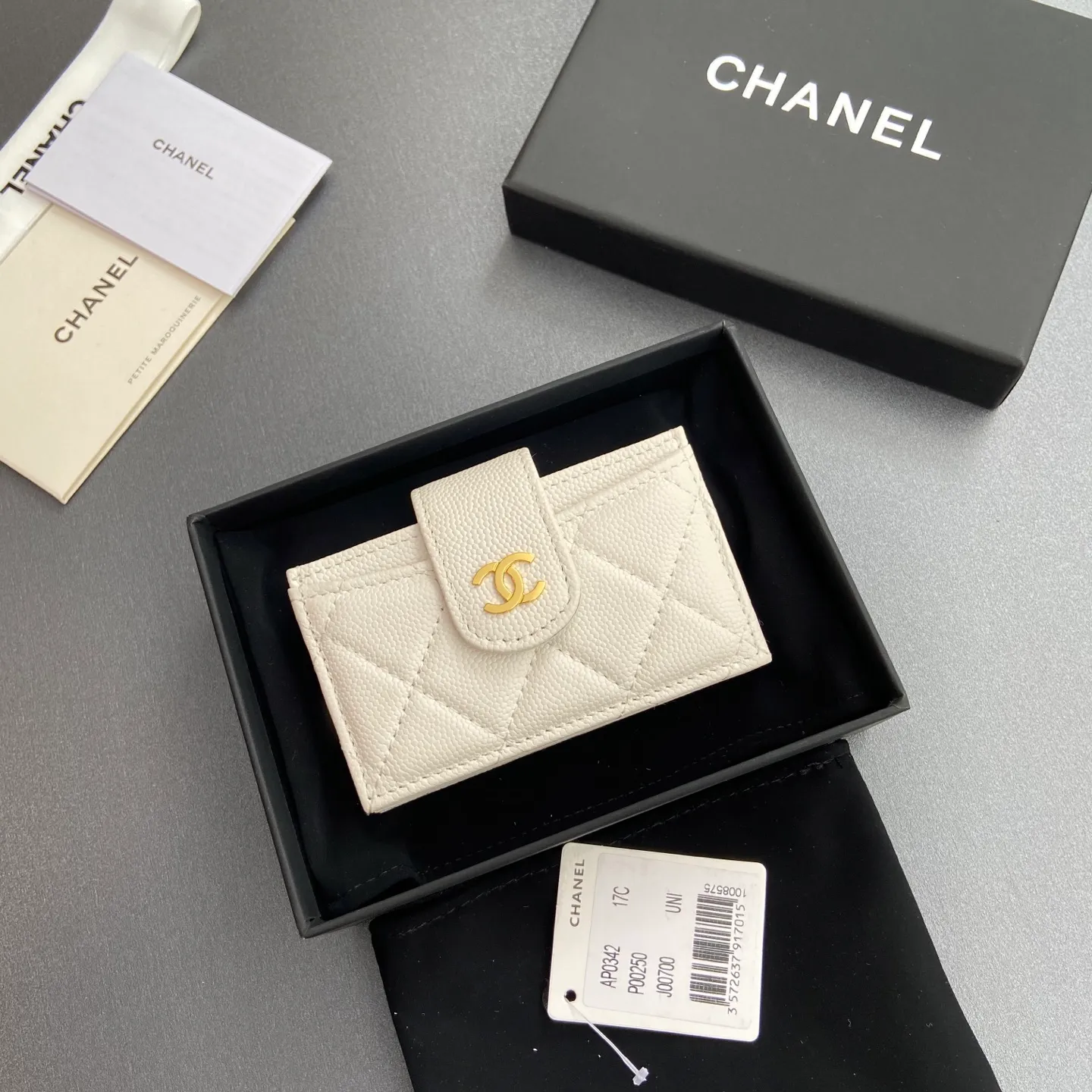 [Special grade hardware original leather] ¥400 Small fragrant organ multi-card slot card holder series with iconic metal logo Gold-toned metal hardware, exclusive Italian imported leather 6 card slots No.: 0342 White fine ball pattern gold steel mark Size: w10×h6×2cm