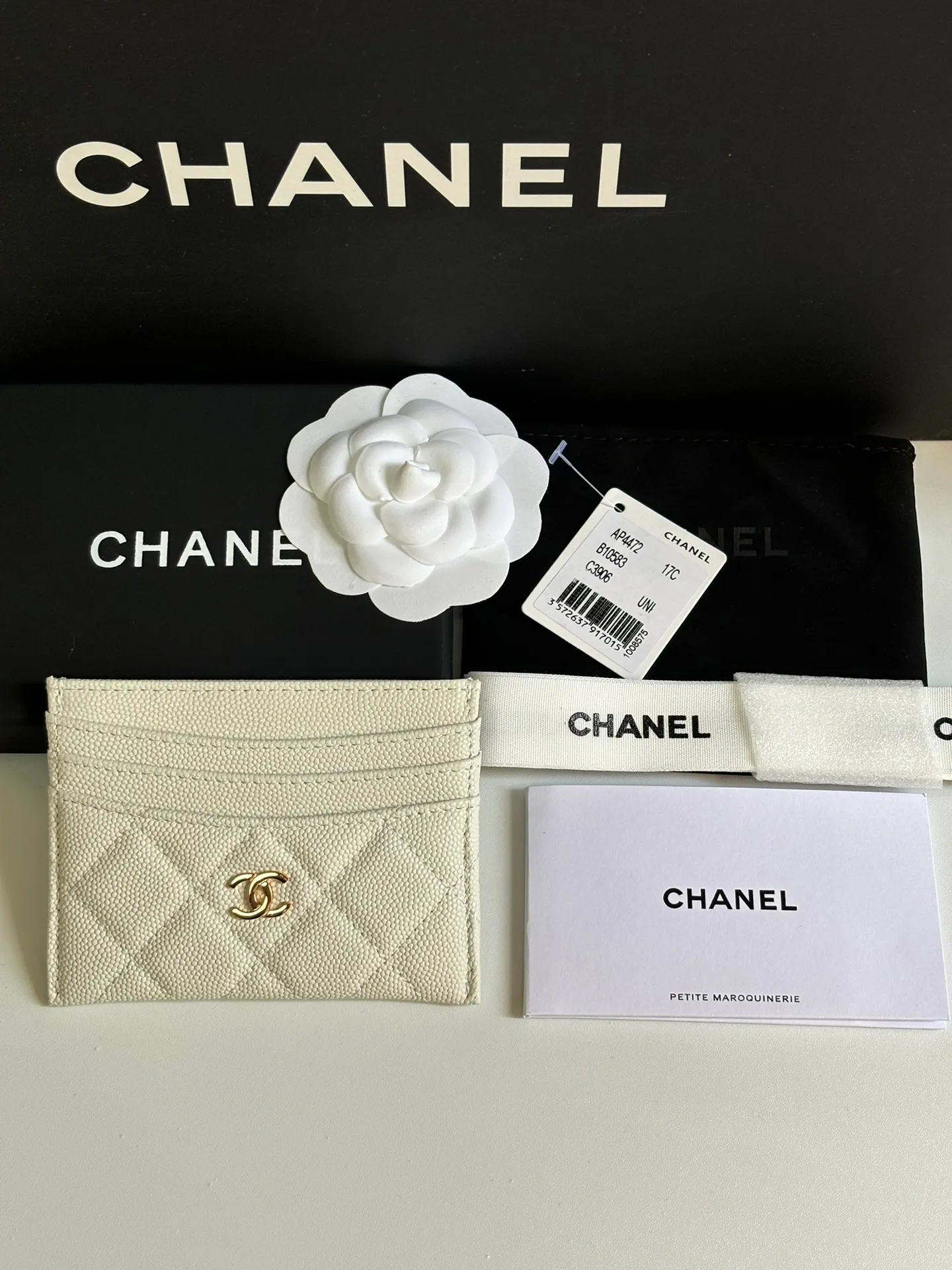 💰240 new product CH@NEL card holder has arrived💦This card holder adds a few more card slots based on the old model, making it more practical. It has original quality and beautiful details. Model No. AP8944, size 11*8*1cm.
