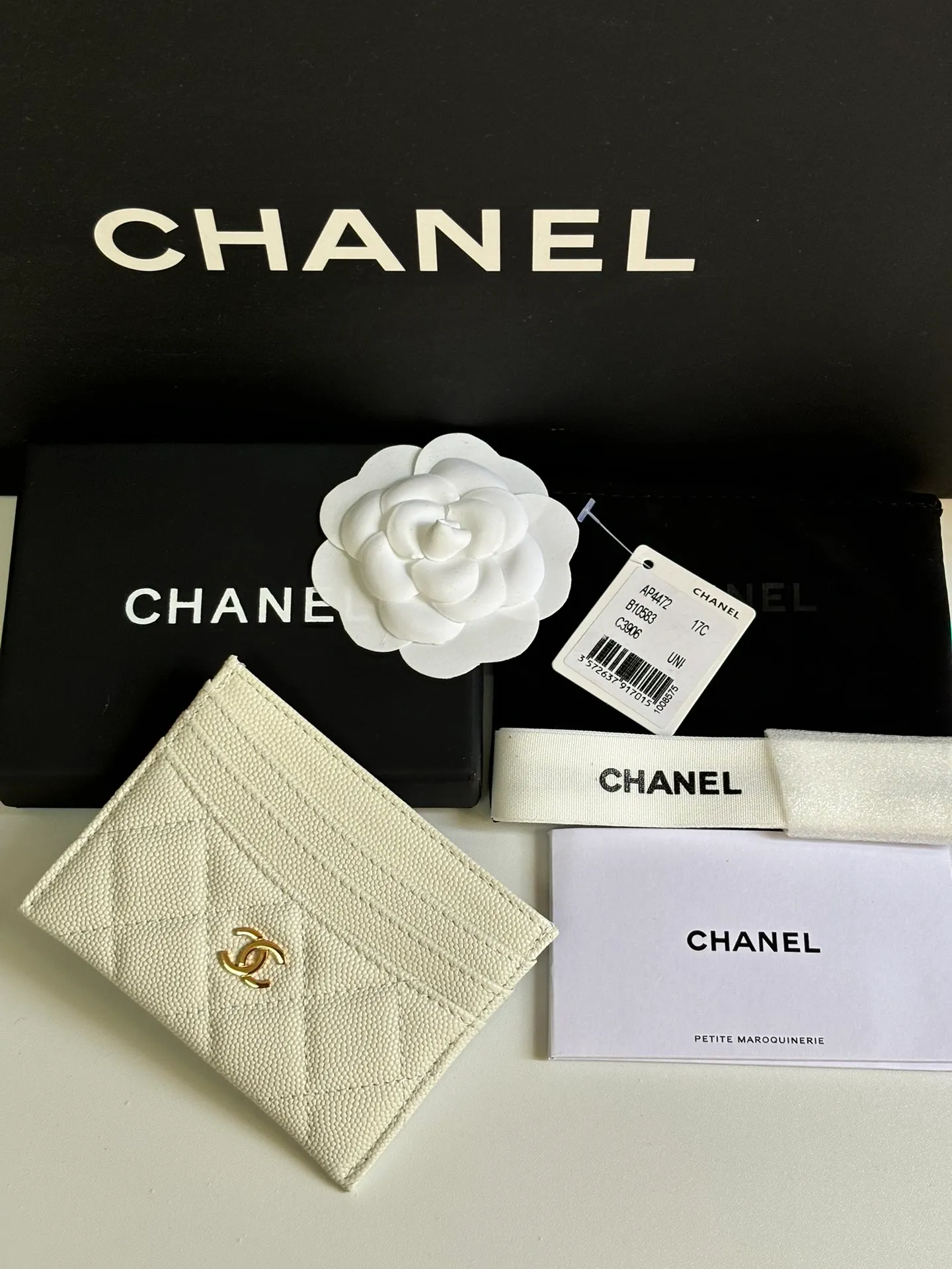 💰240 new product CH@NEL card holder has arrived💦This card holder adds a few more card slots based on the old model, making it more practical. It has original quality and beautiful details. Model No. AP8944, size 11*8*1cm.