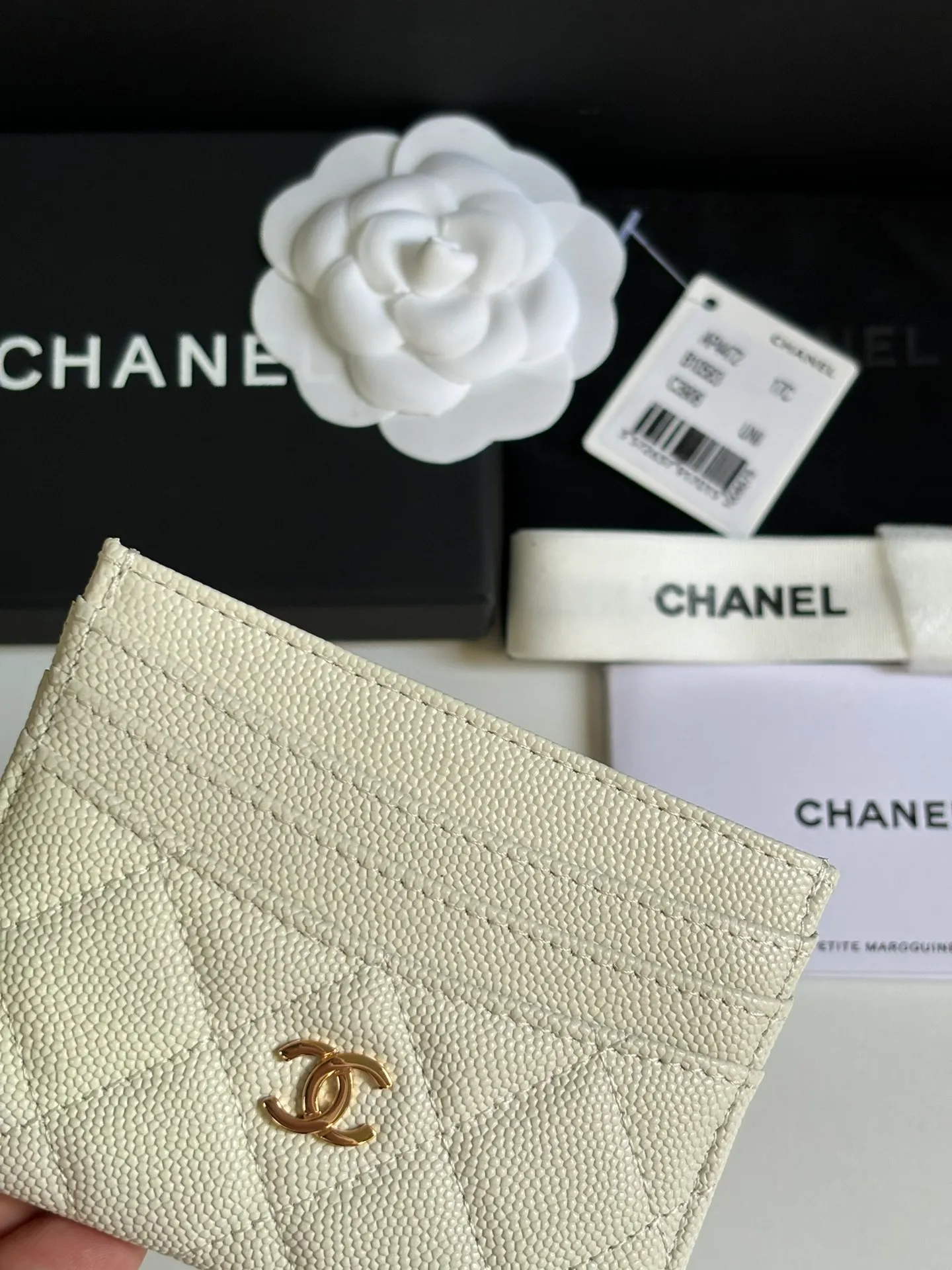 💰240 new product CH@NEL card holder has arrived💦This card holder adds a few more card slots based on the old model, making it more practical. It has original quality and beautiful details. Model No. AP8944, size 11*8*1cm.