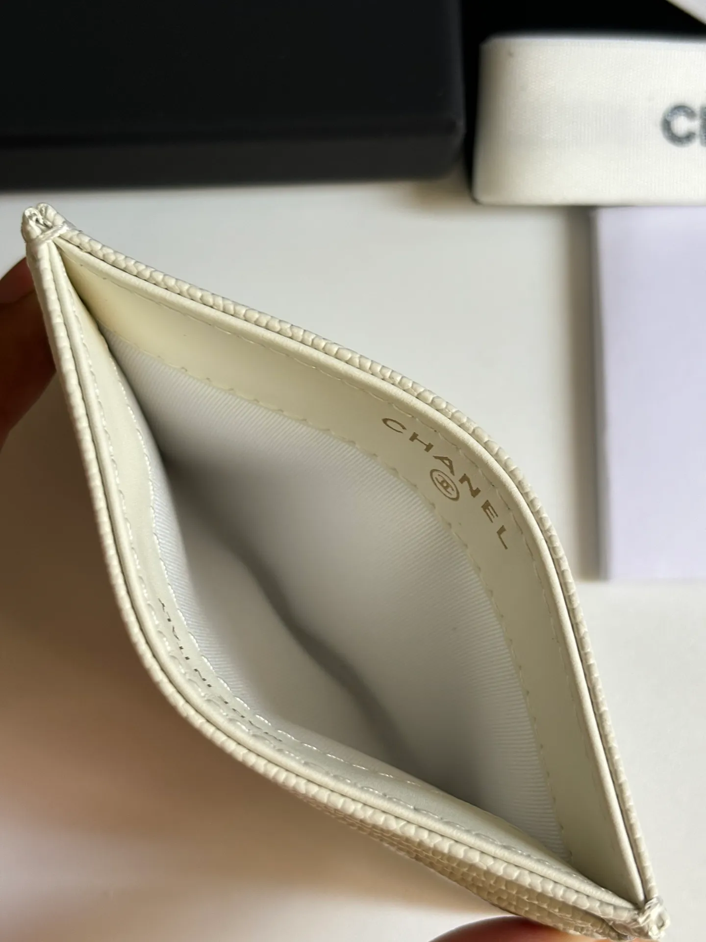💰240 new product CH@NEL card holder has arrived💦This card holder adds a few more card slots based on the old model, making it more practical. It has original quality and beautiful details. Model No. AP8944, size 11*8*1cm.