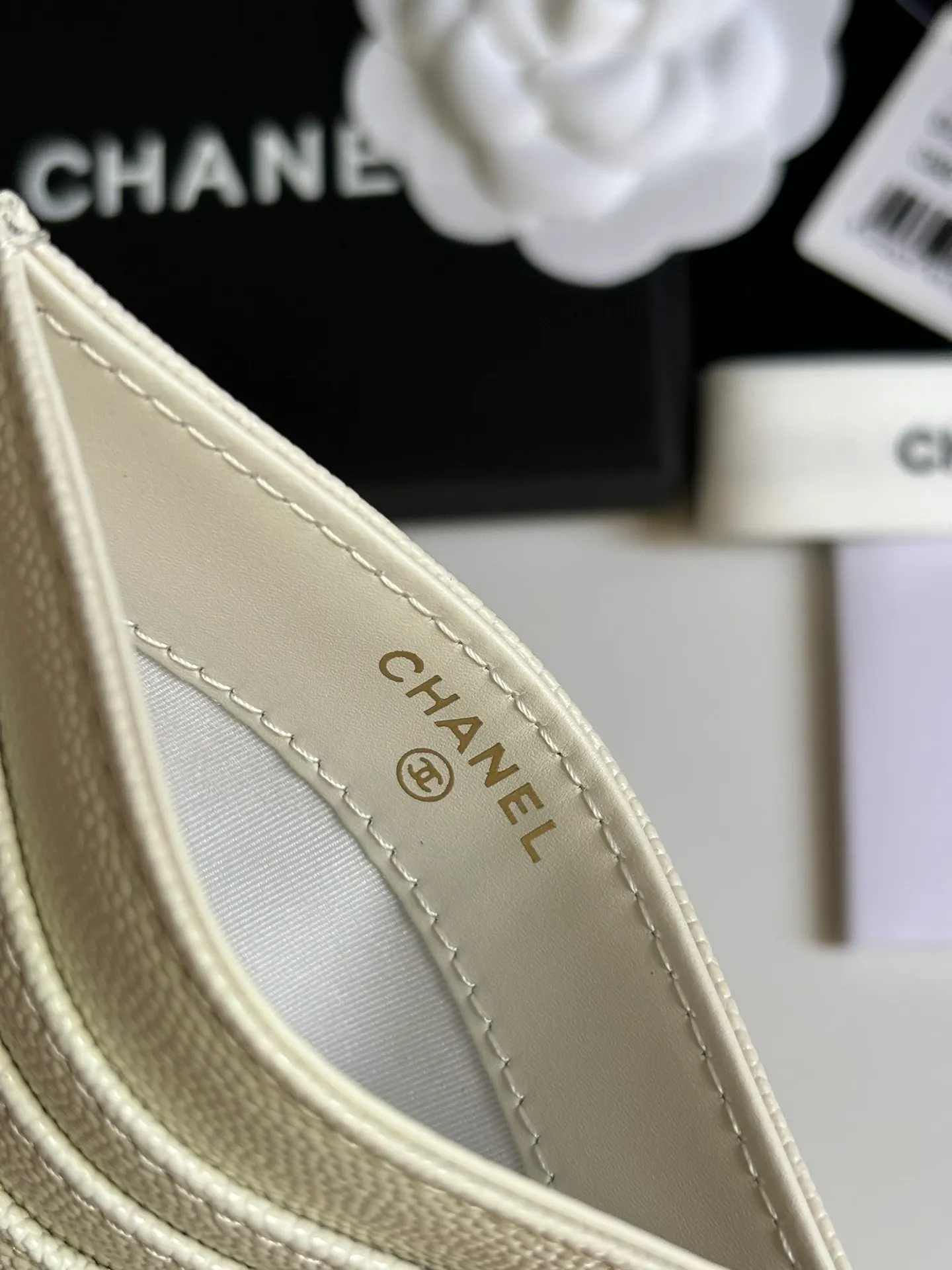 💰240 new product CH@NEL card holder has arrived💦This card holder adds a few more card slots based on the old model, making it more practical. It has original quality and beautiful details. Model No. AP8944, size 11*8*1cm.